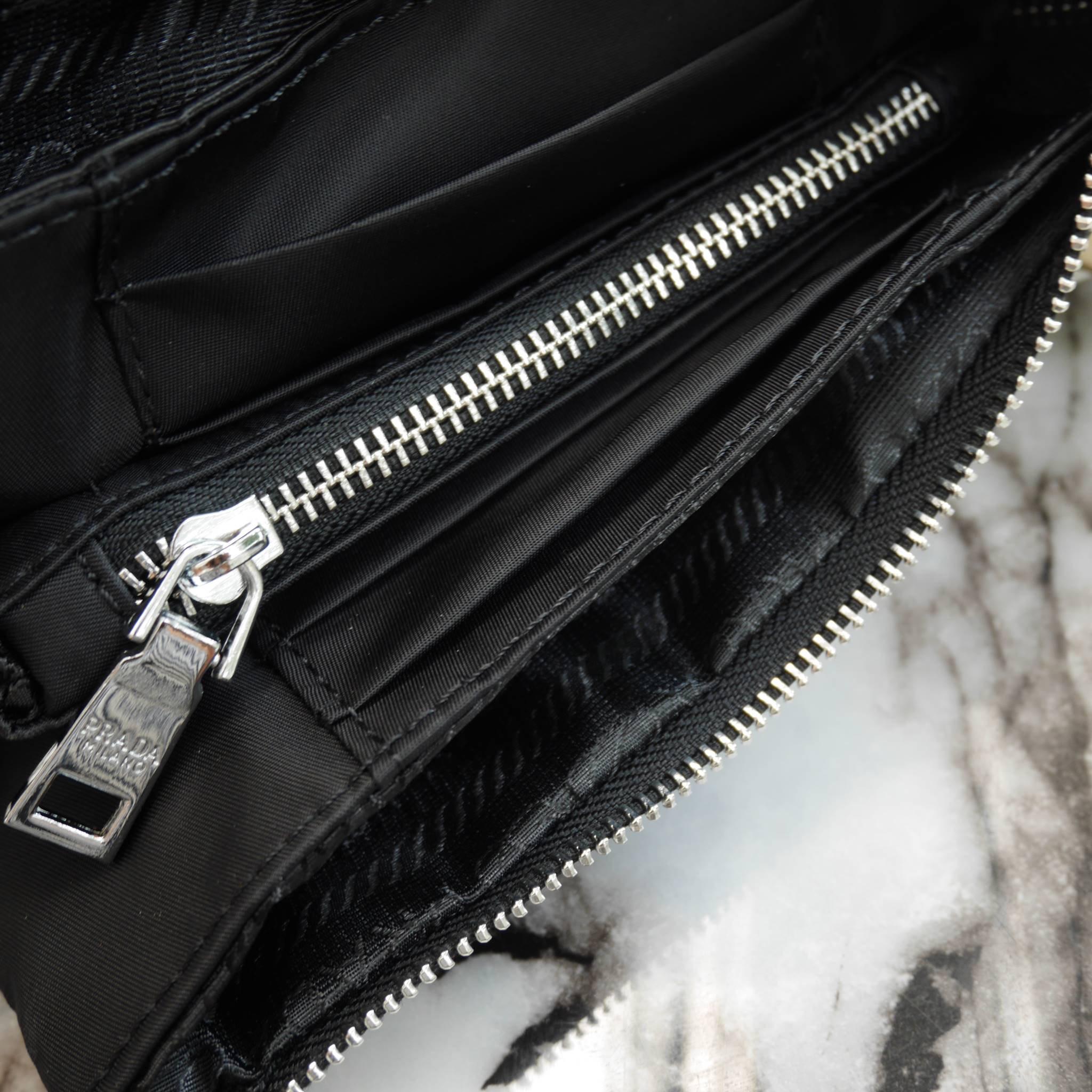 ได้งานมินิน่ารัก กระเป๋าคล้องมืองานพรีเมี่ยมกิ้ฟท์ จาก PRADA มาค้า ตัวนี้คุ้มสุดๆ โดดเด่นที่ ตัวกระเป๋าผ้าไนล่อน **อะไหล่เงินเงา น้ำหนักเบา สายคล้องแขนถอดได้ มีช่องแบ่งเก็บของ 3 ช่องซิปเลย ช่องตรงกลางสามารถ ใส่บัตรได้ด้วยค้า ใส่ iphone6 ได้น้าาา **สวยคุ้ม