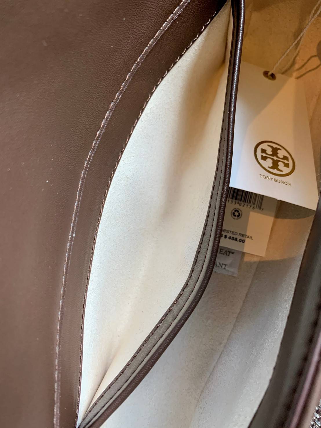 สีออกใหม่ แถมหายากด้วยค่าา! TORY BURCH KIRA CHEVRON SMALL FLAP SHOULDER BAG พร้อมส่งที่ไทย จำนวนจำกัดค่ะ! ✔️กระเป๋าคล้องไหล่หรือสะพายข้างได้ เปลี่ยนลุคดูไม่จำเจ 🔺หนังแกะแท้ ซึ่งจะคุณภาพดี เงา นิ่ม และราคาสูงกว่าหนังวัวนะคะ!