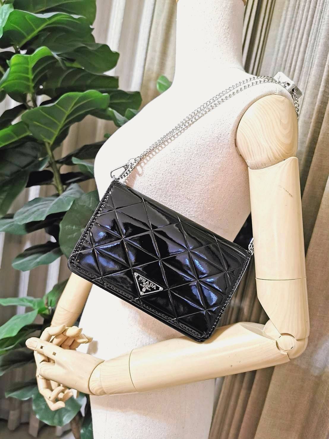 PRADA CLUTCH BAG WITH CARD HOLDER VIPGIFT WITH PURCHASE พรีเมี่ยมกิ้ฟรุ่น Limited จาก DUTYFREE สวยหรูดูดีสุดคุ้มมากๆได้ทั้งกระเป๋าสะพายทรงคลัชพร้อมสายโซ่แบรนด์ + กระเป๋า Card Holder ใส่นามบัตรครบชุดไอเท็มใหม่ล่าสุดน่าใช้น่าสะสม สินค้ามาพร้อมกล่องแบรนด์ Du