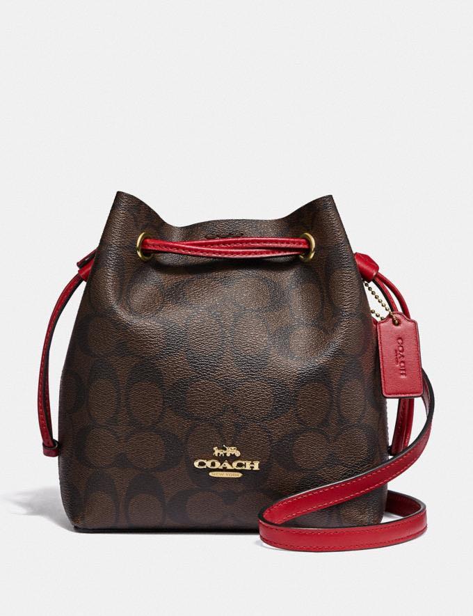 COACH LENA SIGNATURE CROSSBODY BAG กระเป๋าสะพายแบบ crossbody วัสดุหนังแกะแท้ หนังนิ่มมือ น้ำหนักเบา ทรงจีบ ลาย C มีกระดุมแม่เหล็กปิดปากกระเป๋า ภายในโล่ง ใส่ของได้จุเลยค่ะ มีช่องเล็กใส่ของจุกจิก สายสะพายเลื่อนปรับระดับได้ รุ่นนี้ใบขนาดกำลังดี น่ารักน่าใช้ม