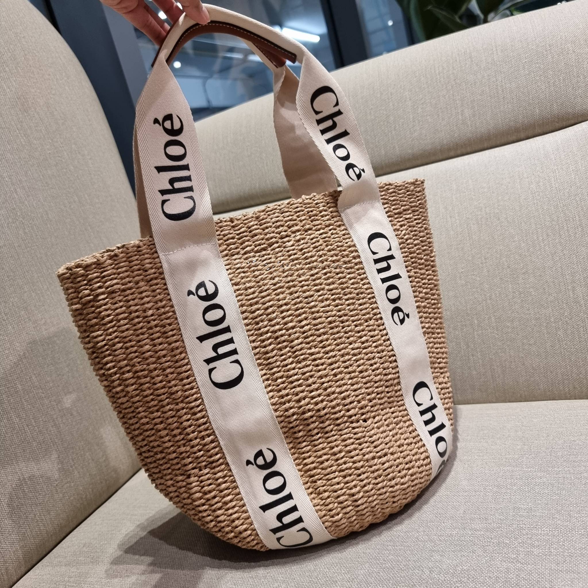 CHLOE LARGE WOODY BASKET กระเป๋าสะพายสานทรงตะกร้า ยอดฮิตติดลมของแบรนด์ ด้วยวัสดุสังเคราห์จากธรรมชาติ สานทอเต็มใบออกมาเป็นลวดลายสวยงาม ตัดด้วยริบบิ้นคาดโดดเด่น ภายในโล่งกว้างมาก จุของได้เต็มที่ เป็นดีไซน์ผู้ดีย้อนยุคที่ดูแพงจริงๆ ใบนี้สามารถสะพายไปเที่ยว ไ
