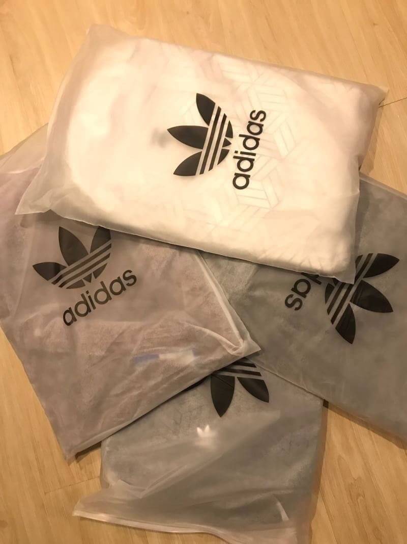 Adidas Originals geometric 3D roll top backpack รุ่นใหม่ชนช้อป!!กระเป๋าเป้สะพายหลัง เปิดปิดด้วยซิปเดียวด้านบน ด้านหน้ามีโลโก้ ด้านหลังมี1ช่องซิปใช้งานได้จริง ใบใหญ่กำลังดีน้ำหนักเบา ภายในกว้างและจุ ช่องซิปช่องใส่ของ สายเลื่อนปรับระดับได้ฟรีไซส์ สะพายได้ทั