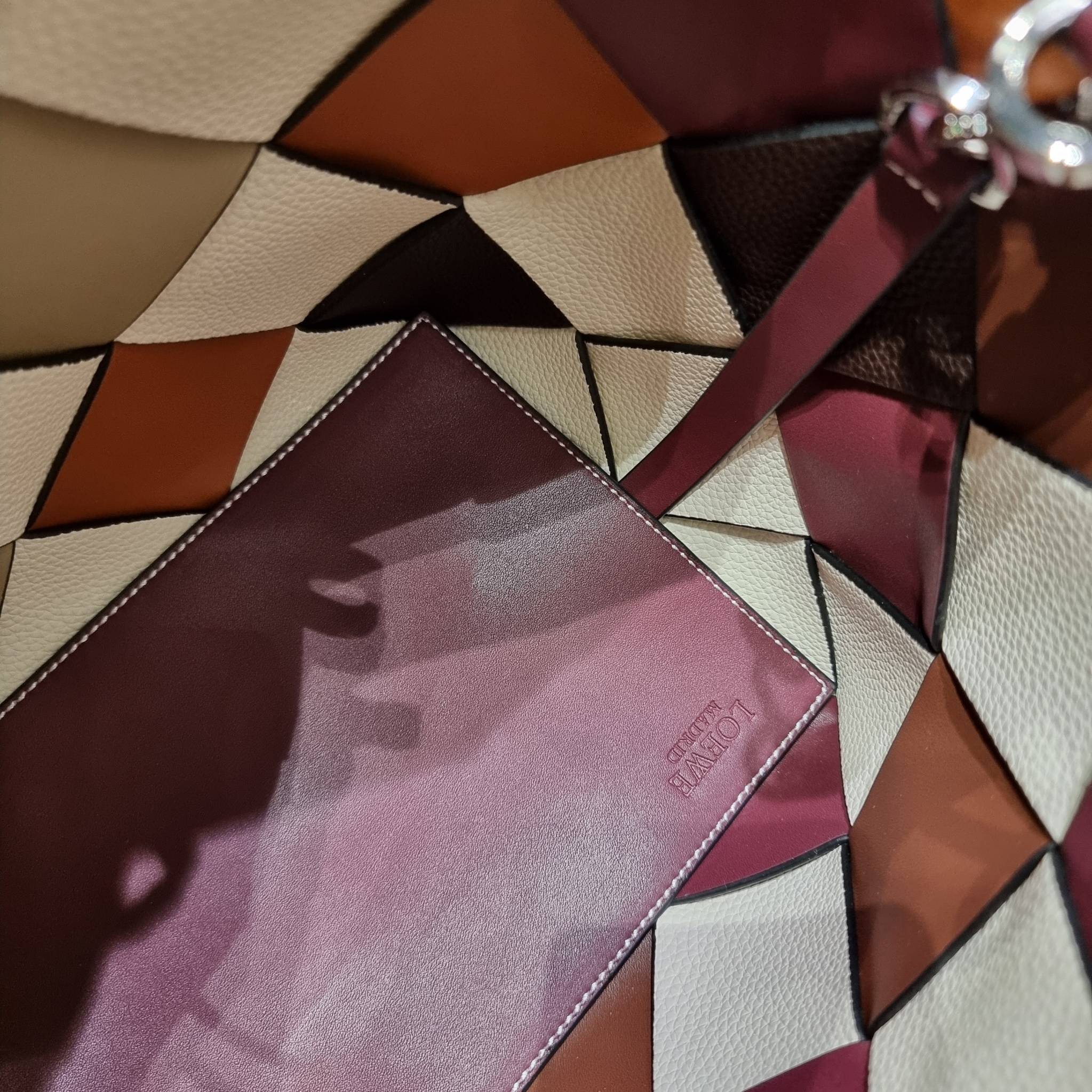 VIP 】LOEWE SURPLUS LEATHER WOVEN BASKET BAG IN CLASSIC CALFSKIN ใหม่ล่าสุดและสวยที่สุด กระเป๋าสะพานที่ถักทอด้วยความปราณีต โดดเด่นด้วยสีที่จับมาคอนทราสได้ลงตัว ใบใหญ่จุได้แบบเน้นๆ วัสดุหนังวัวแท้เต็มใบ หรูเลิศ ปากกระเป๋ามีสายหนังสำหรับผูกรวบปากกระเป๋า ภายใ