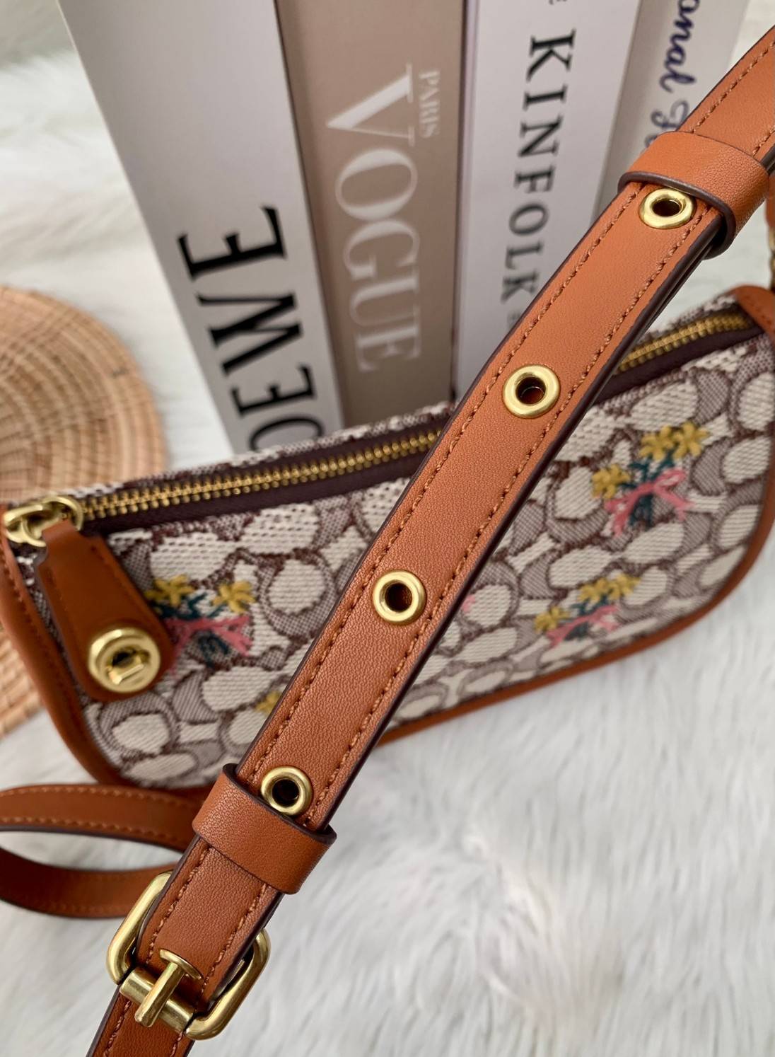 รุ่นใหม่ล่าสุด ต้อนรับหน้าหนาวนี้กันค่าา🎀 COACH SWINGER BAG IN SIGNATURE TEXTILE JACQUARD WITH BOUQUET MOTIF EMBROIDERY ((C6289)) พร้อมส่งที่ไทย จำนวนจำกัด สวยมากๆค่ะ! กระเป๋าหิ้วได้//สะพายข้างได้ วัสดุJacquardทอลายแบรนด์+หนังแท้ ได้ลงตัวสวย ดูคลา