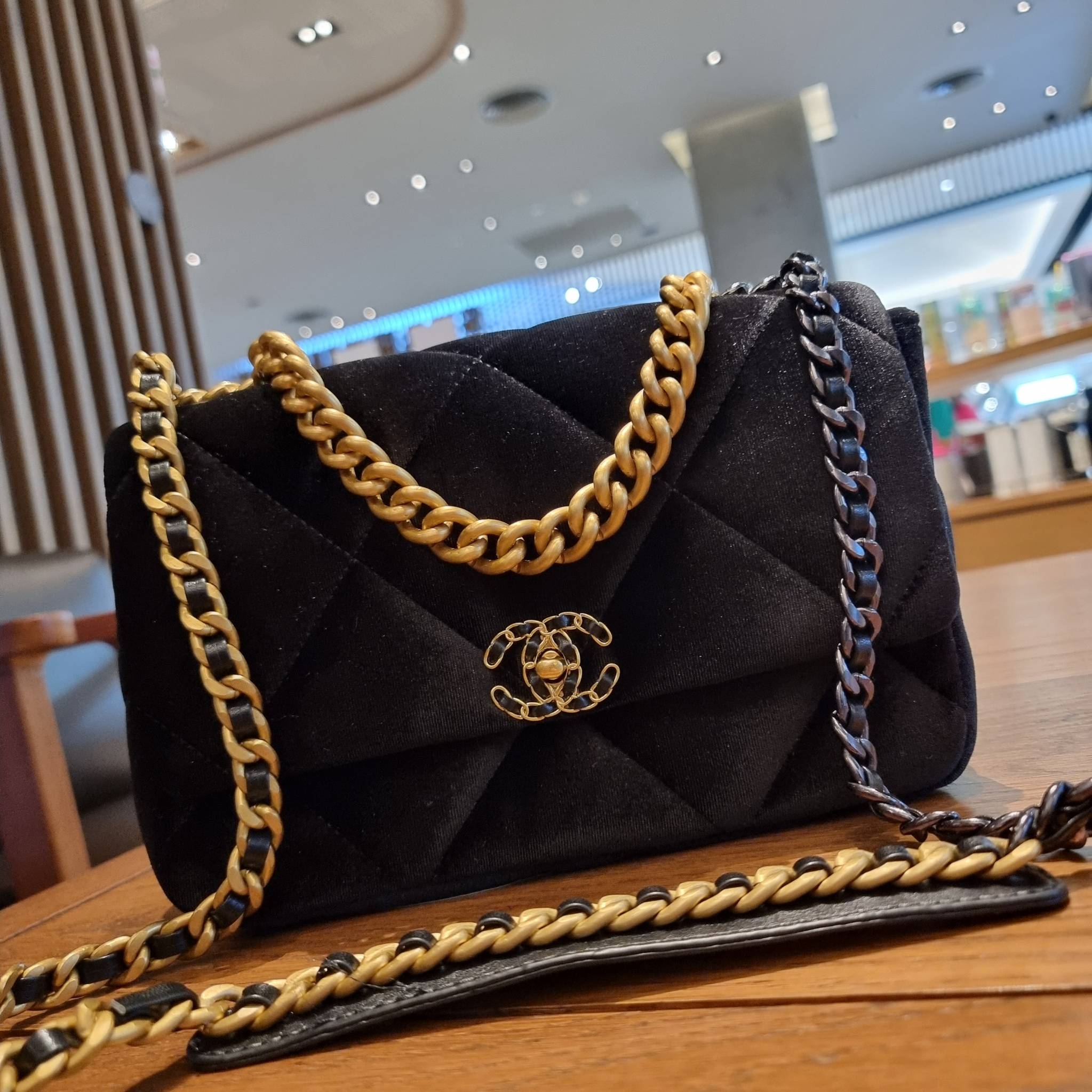 ไม่มองไม่เหลียวไม่ได้แล้ว!! ความหรูที่โดดเด่นจากผ้ากำมะหยี่ สร้างดีเทลผู้ดี ลูกคุณมากๆ Chanel vip boutique กระเป๋าสะพายจาก duty free ในราคาสุดประหยัด!! ดีไซน์เลิศ ตกแต่งด้วยโซ่ทูโทน ลงตัวแบบไม่มีที่ติ เปิด-ปิดด้วยตัวบิดล็อค ภายในโล่งกว้าง ใส่กระเป๋าสตางค์