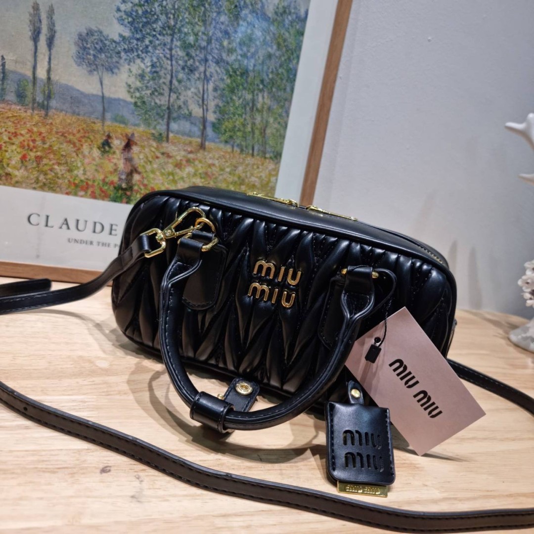 MIU MIU ARCADIE METELASSE LEATHER BAG กระเป๋าถือ/สะพายสุดชิค คุ้มมากไม่อยากให้พลาดน้า เกรดไฮเอน ใช้งานต่างประเทศได้