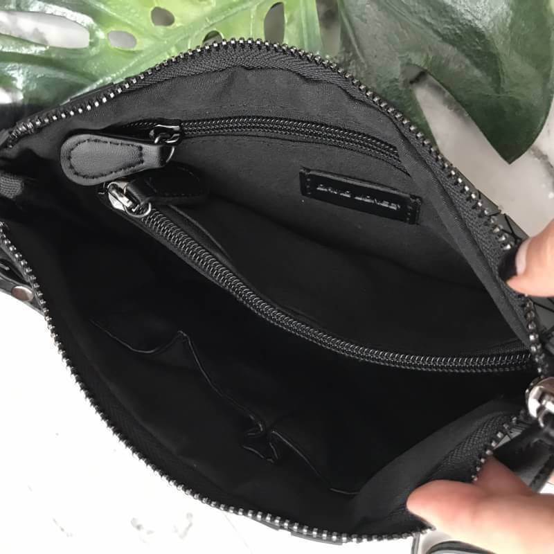 เอาใจสาวๆ ที่ต้องการหากระเป๋าสะพายข้างใบเล็กๆเบาๆ สะพาย cross body สวย สะพายจบในใบเดียว แนะนำใบนี้เลยค่า ตัวกระเป๋าสีดำ อะไหล่ดำ เรียบหรูมากคะ จากแบรนด์ David Jones ตัวกระเป๋าสะพาย ปรับเก็บสายถือเป็น clutch bag ได้คะ มีสายคล้องข้อมือ ขนาดกะทัดรัด พร้อมช่อ