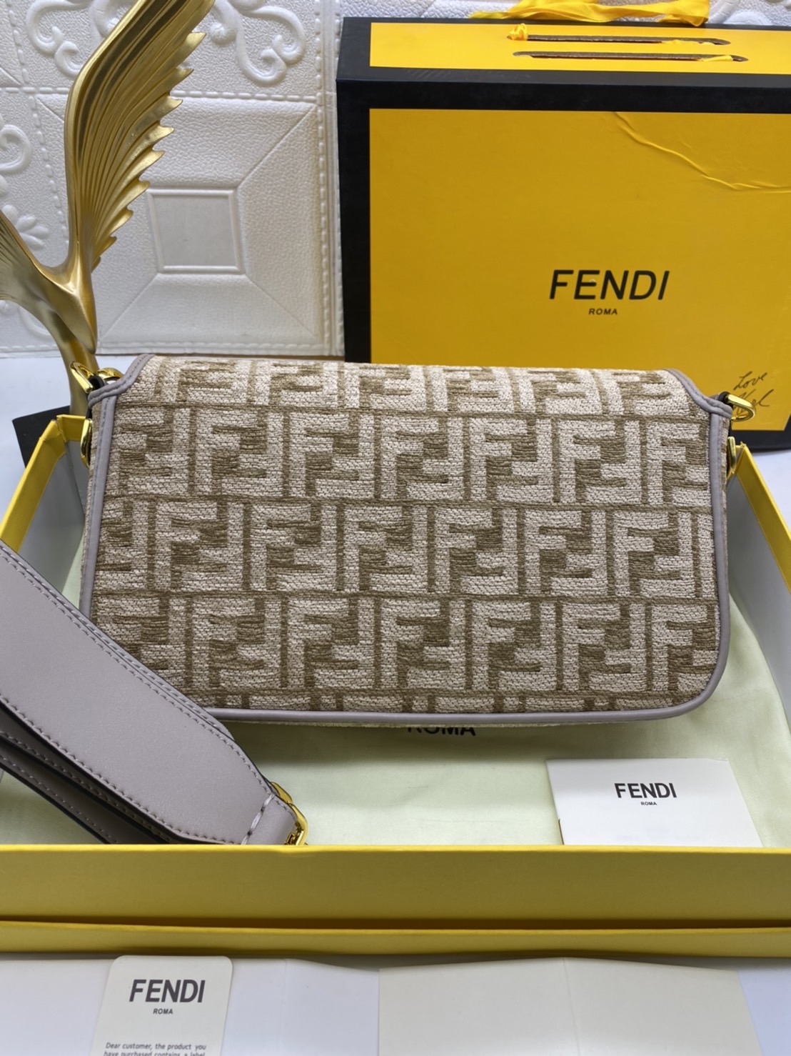 Fendi Baguette FF Tapestry Fabric Bag เกรดออริจินอล กระเป๋าทรง Baguette ขนาดกลาง วัสดุผ้าเซนิล พร้อมลวดลาย FF สีเทาเข้ม ปิดท้ายด้วยรายละเอียดหนังแบบทูโทนและประดับด้วยตัวล็อค FF โดดเด่นด้วยฝาปิดด้านหน้าตัวล็อคแม่เหล็กช่องด้านในบุด้วยผ้าหนังกลับพร้อมกระเป๋า