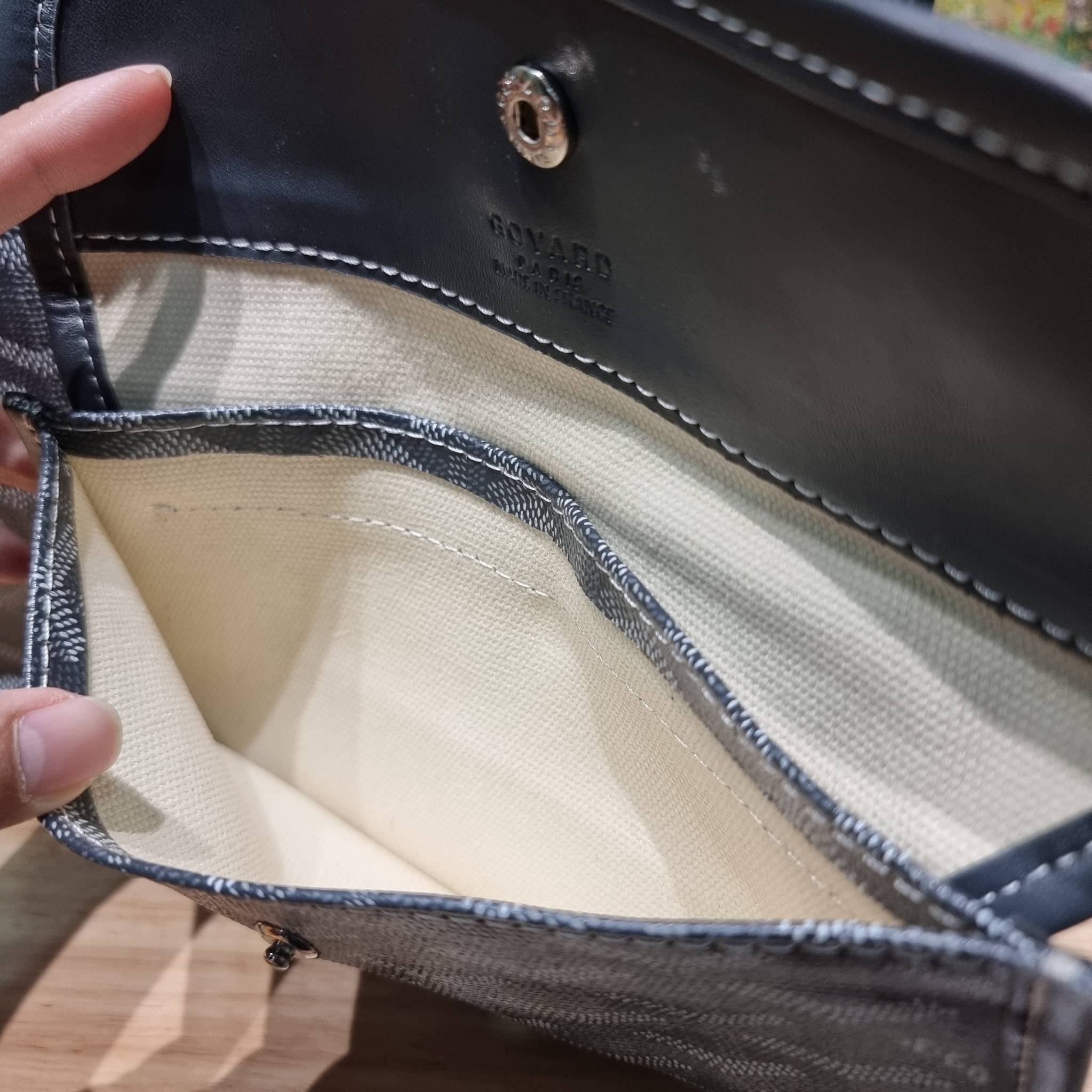 GOYARD ANJOU REVERSIBLE TOTE กระเป๋าสะพายทรงโท้ท ใบใหญ่จุใจ!! กลับด้านใช้ได้ทั้ง 2 ด้าน มาครบสีขายดี เลิศทุกสี รูปทรงคลาสสิค ดีไซน์เป็นเอกลักษณ์ ใช้งานได้หลากหลาย สามารถกลับด้านใช้ได้แบบไม่มีเบื่อ วัสดุหนังแคนวาสพิมพ์ลายสวยคม