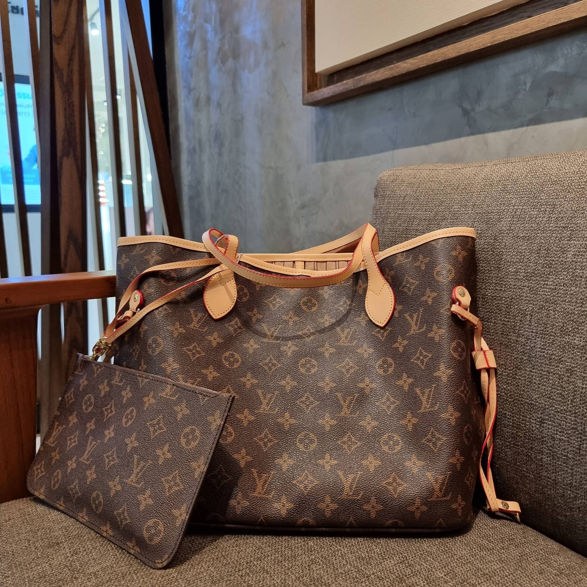 LV 2IN1 TOTE SET กระเป๋าสะพายไหล่ใบใหญ่ทรง tote มาพร้อมใบลูก คลาสสิคที่สุด เป็รอีกรุ่นที่มีคนใช้กันทั่วบ้านทั่วเมือง ฮิตแบบไม่ต้องพูดเยอะ วัสดุหนังแคนวาสปั๊มลายเต็มใบ ปากกระเป๋ามีหูเกี่ยว ด้านข้างมีหนังรูดเก็บทรงได้ ภายในโล่งกว้างมากๆ มีช่องซิปแยกให้ ใบเล