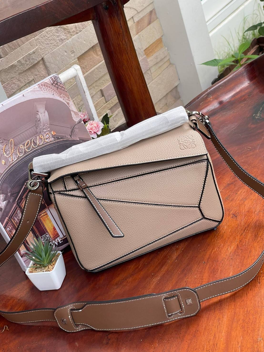 Loewe Puzzle Bag In Classic กระเป๋าทรง Puzzle นี้ออกแบบโดย Jonathan Anderson โดยได้รับแรงบันดาลใจในการออกแบบมาจากรูปทรงของลูกรักบี้ ดังนั้น จึงจะเห็นได้ว่าการตัดเย็บและรูปทรงของกระเป๋านั้นคล้ายคลึงกับลูกรักบี้ รูปทรงดูมินิมอลไม่ทิ้งคอนเซ็ปต์ของแบรนด์ สามา