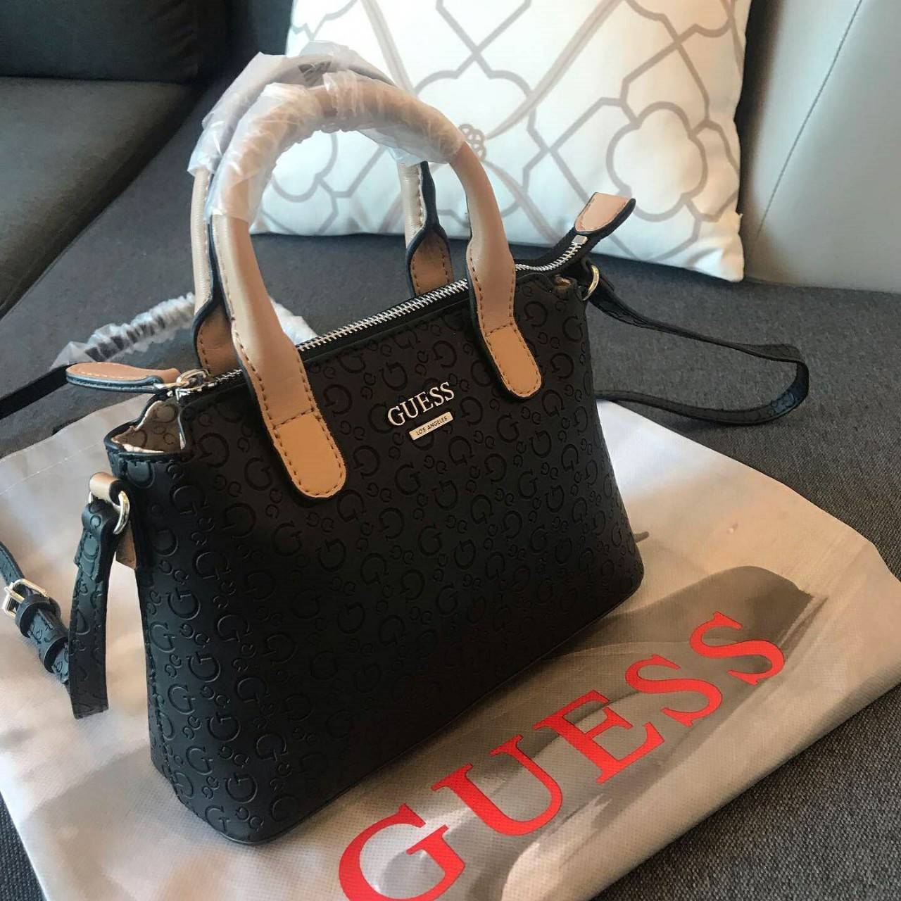 GUESS BALDWINPARK MINI BAG กระเป๋าถือหรือสะพาย วัสดุ Saffiano PU คุณภาพดี นิ่ม น้ำหนักเบา ด้านหน้าประดับด้วยโลโก้แบรนด์สวยหรู ตัวกระเป๋าลาย G ทั้งใบ เปิดปิดกระเป๋าด้วยซิปสะดวกใช้ ด้านในโล่งกว้างมีช่องสำหรับใส่ของหลายช่อง ใส่กระเป๋าสตางค์ใบกลางได้ ใส่Iphon