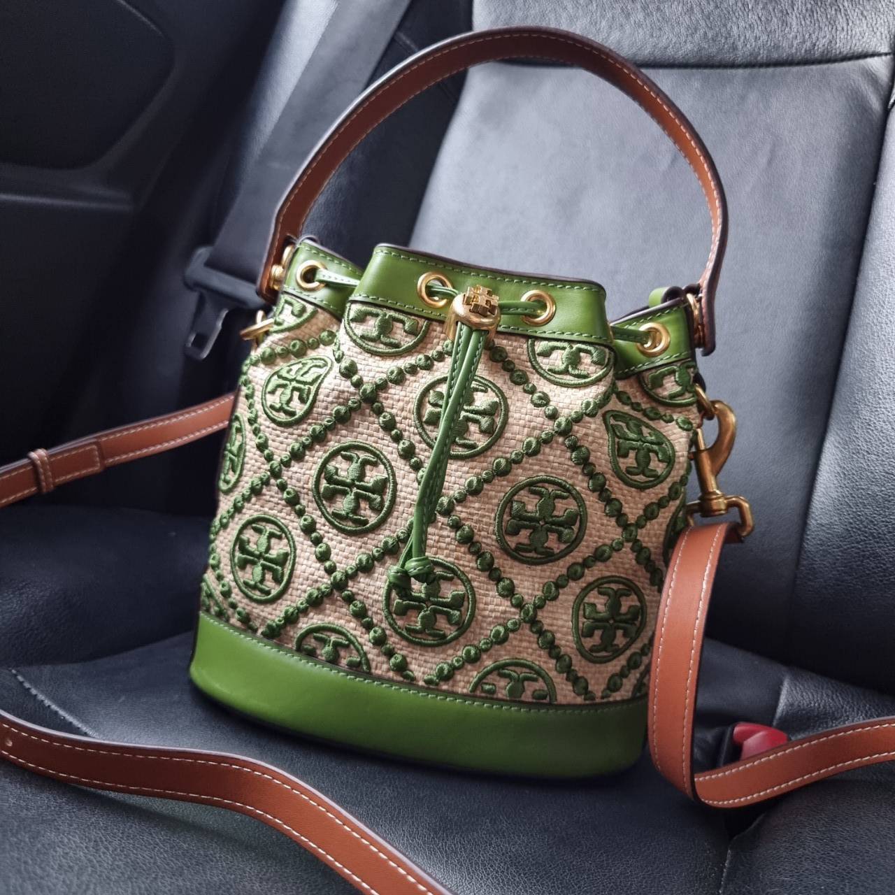 TORY BURCH T MONOGRAM STRAW BUCKET BAG NATURAL/SHISO 🌿สวยงามสะดุดตามากๆค่ะ จัดหนักกันไปเลยจ้า กับรุ่นที่สาวๆรอคอย พร้อมเสิร์ฟความสวยให้ถึงบ้านแล้วน้า กระเป๋าบัคเก็ตทรงยอดนิยม ดีไซน์ใหม่ล่าสุด ยูนีคไม่เหมือนใคร ลายสานเต็มใบพร้อมปักโลโก้เอกลักษณ์สีเ