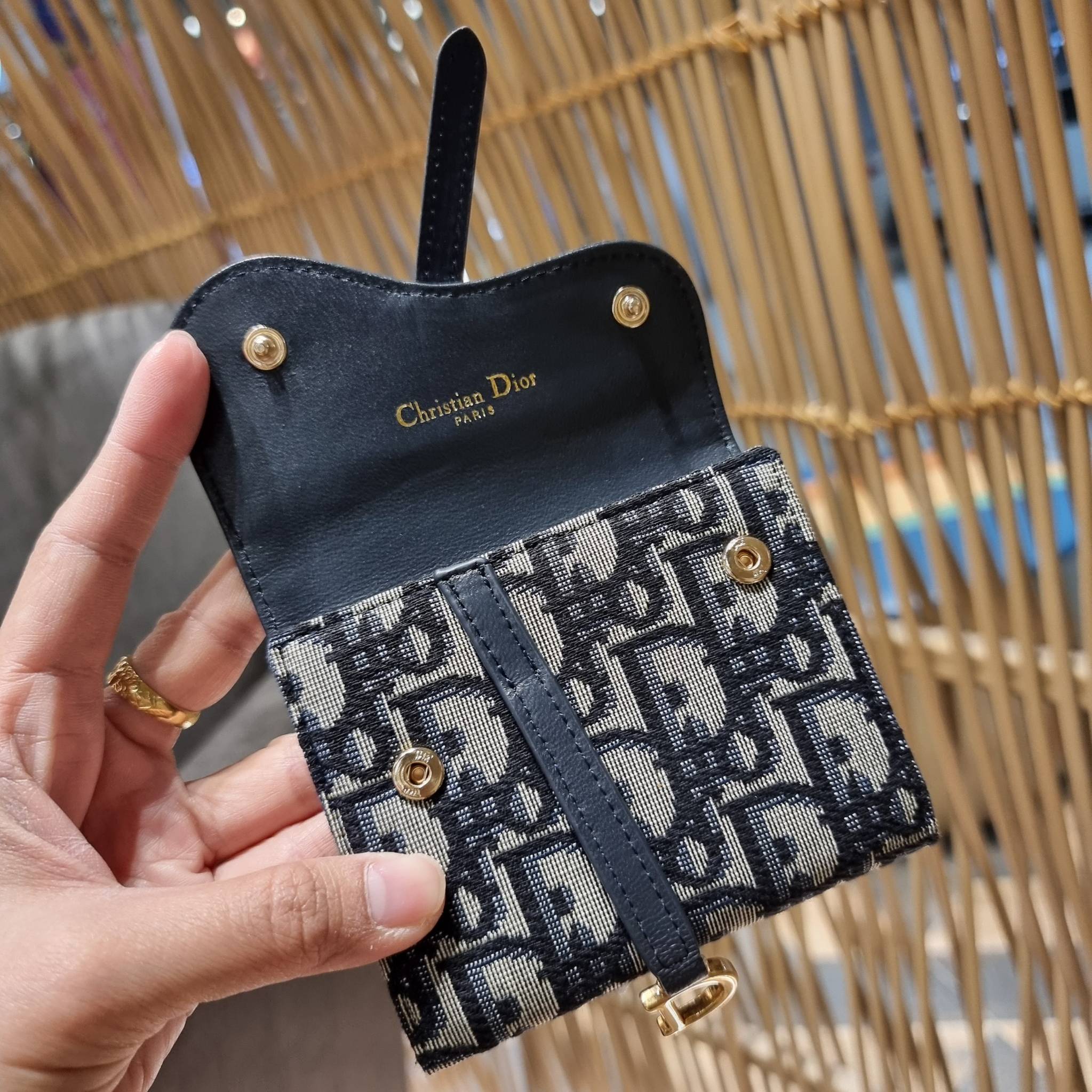 VIP 】CD MULTI WALLET WITH GWP กระเป๋าสตางค์ขนาดเหมาะมือ กะทัดรัดไม่กินพื้นที่ พรีเมี่ยมกิ๊ฟจากเคาน์เตอร์ ดีไซน์แบบพับ ใช้งานง่าย สวยน่ารักน่าใช้ตรงโลโก้ห้อย วัสดุผ้าแคนวาสปักลาย สลับหนังแท้ภายใน ภายในมีช่องใส่บัตร ใส่ธนบัตรได้ สะดวกใช้มากๆ มาพร้อม box set