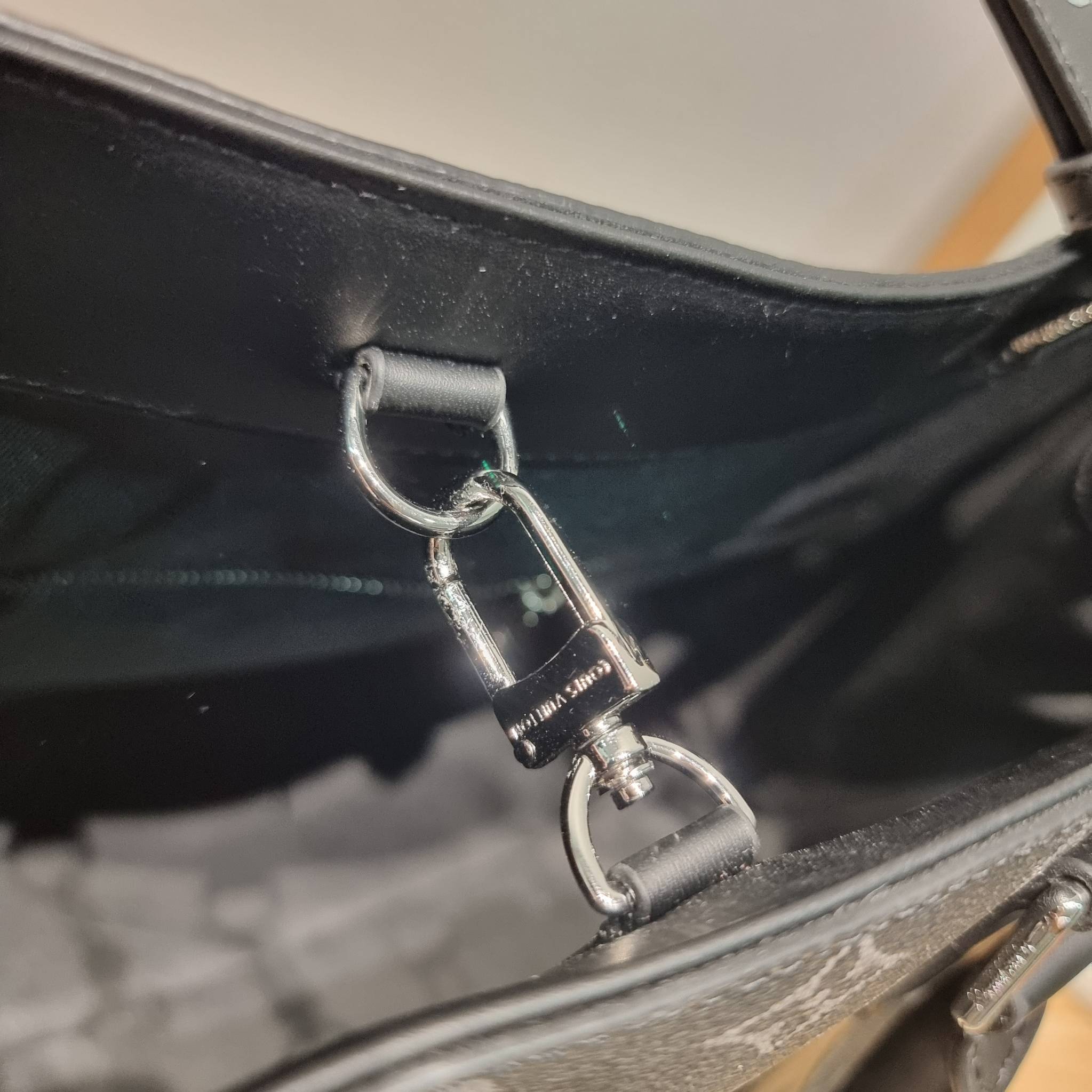 LV Sac Plat 24H Monogram Eclipse Canvas / LV CARRYALL TOTE ใหม่รับ summer ฉีกทุกกฏเพราะใช้ได้แบบยูนิเซ็กส์ กับกระเป๋าเดินทางมาในรูปแบบของทรงโท้ท ใบใหญ่ จุได้แบบจุกๆ ดีไซน์ลวดลายคลาสสิค