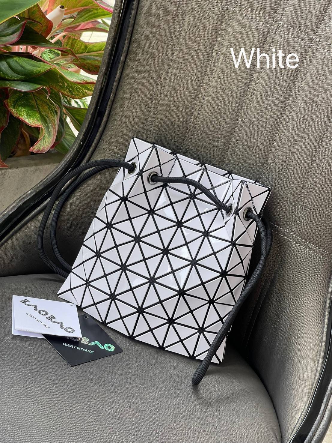 Baobao Issey Miyake Wring Small Bag กระเป๋าสะพายครอสบอดี้พร้อมสายรูดเปิดปิด สามารถปรับความยาวของสายได้ตามสไตล์ความชื่นชอบ ด้วยดีไซน์ทรงน่ารัก เหมาะสำหรับให้สาวๆหยิบใช้ในวันสบายๆ แต่เต็มเปี่ยมไปด้วยความคล่องแคล่ว ไฮไลต์ของซีซั่นนี้คือกระเป๋าที่มาพร้อมกับเช
