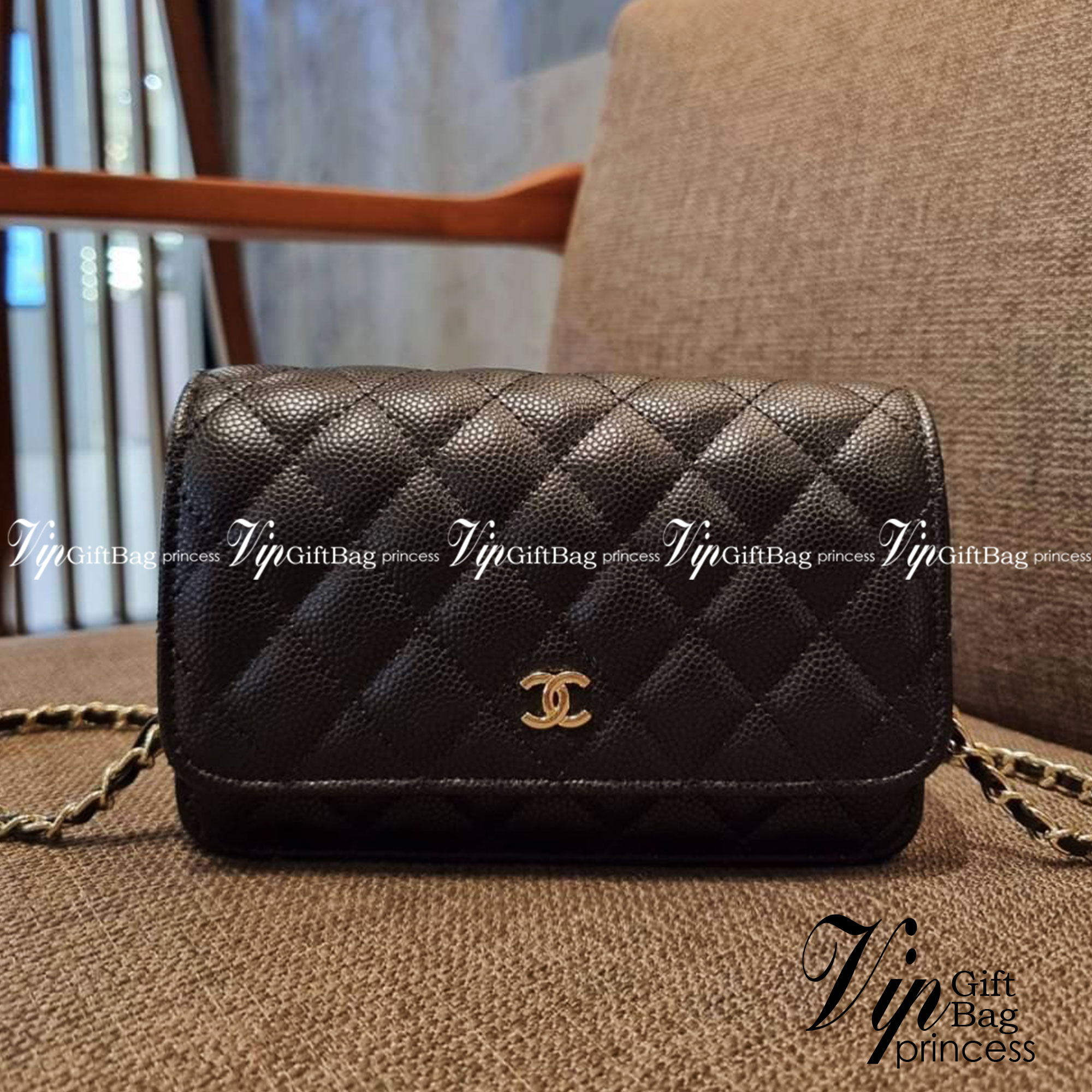 VIP 🥂 CHANEL WOC ฮอตกว่ารุ่นนี้คงไม่มีแล้ว!! เป็นรุ่นที่ถูกถามหาเยอะสุด!! ขายดีสุด!! และหมดไวมากๆ กระเป๋าสะพายข้างหนังลายคาร์เวีย มาพร้อมโซ่สะพายในตัว (ถอดออกไม่ได้) อะไหล่ทอง ดูผู้ดี้ ผู้ดี!! เปิด-ปิดกระเป๋าด้วยกระดุมแม่เหล็ก ภายในกระเป๋าเป็นช่อง