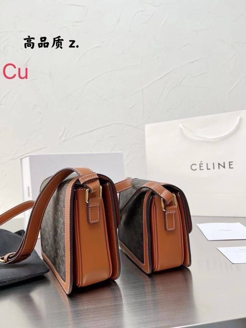 CELINE TEEN TRIOMPHE BAG in Triomphe Canvas กระเป๋าสะพายรูปทรงสี่เหลี่ยมพิมพ์ลายแบรนด์ รุ่นฮอตฮิตของเหล่าดาราและเซเลบทั้งหลาย ดีไซต์เรียบหรู สีดำคลาสสิกอะไหล่ทอง เป็นอีกใบที่เรียบหรูดูแพงที่สุดค่ะ