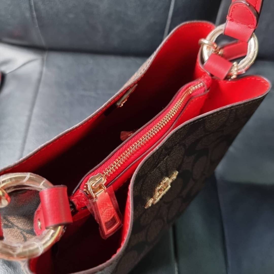 COACH 2312 SMALL TOWN BUCKET BAG IN SIGNATURE CANVAS รุ่นยอดนิยมใบเล็กมาครบสีแล้วจ้า กระเป๋าทรงบัคเก็ต สีผู้ดี๊ผู้ดี ตัวกระเป๋าดีไซน์คลาสสิคลายซี ดูโดดเด่น วัสดุหนังแคนวาสเคลือบลาย สวยคมทุกมุมจริงๆ!! เปิด-ปิดด้วยกระดุมแม่เหล็กทั้ง 2 ฝั่ง ภายในเป็นช่องโล่ง