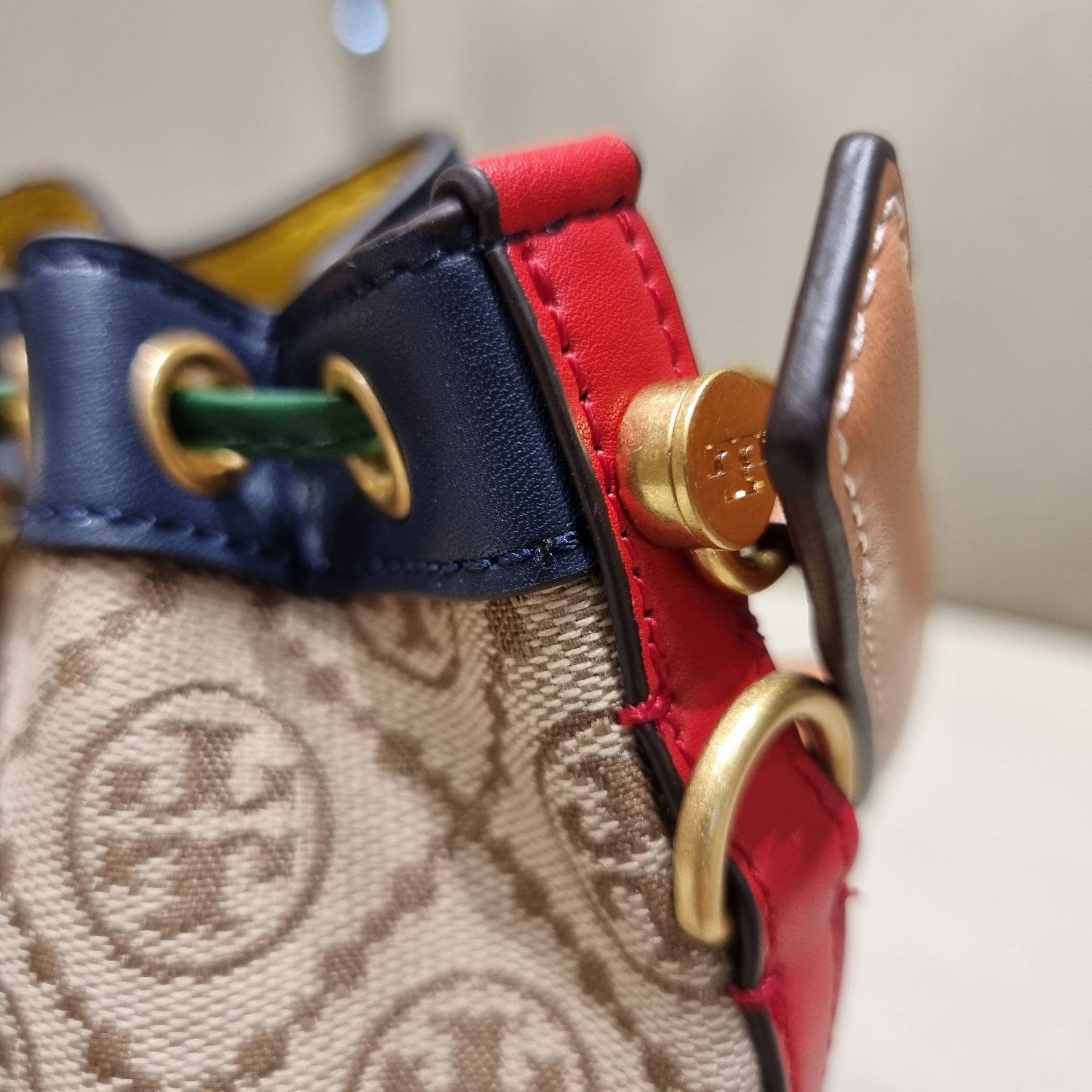 MINI : TORY BURCH T MONOGRAM COLOR-BLOCK JACQUARD MINI BUCKET BAG ใหม่ล่าสุด กับกระเป๋าบัคเก็ตทรงสวย ไซส์มินิ ในราคาน่ารัก โดดเด่นด้วยลวดลายเอกลักษณ์ ผสานลายคัลเลอร์บล็อค โทนสีตัดกันอย่างลงตัว ถักทอบนวัสดุ woven jacquard ลายคมชัด สลับส่วนของหนังแท้ ภายในเ