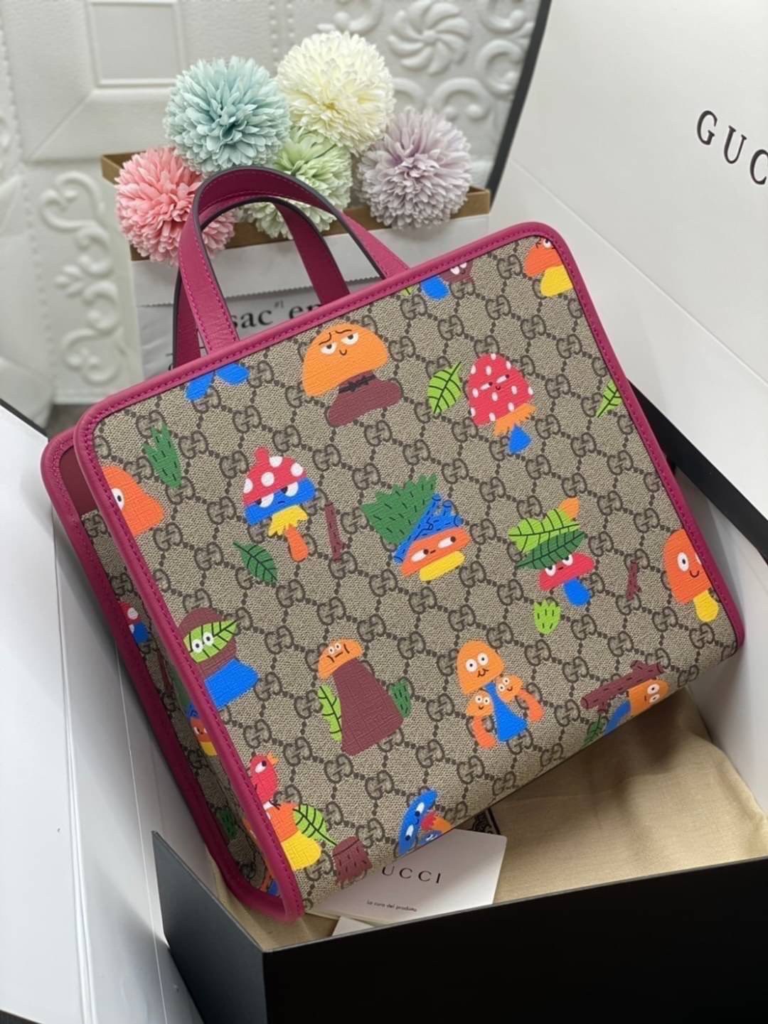 Ori GUCCI Children's tote bag GG kids ที่สุดของความน่ารัก ลิมิเต็ดแบบไม่มีเอาท์ สาวๆสายหวานไม่ควรพลาดด้วยประการทั้งปวงเลยค่าา หนังแท้เกรดดีที่สุด พิมพ์ลายแบรนด์รอบใบเทคเจอร์สวยอยู่ทรง ภายในมีโลโก้กว้างและจุสุดๆใส่สัมภาระได้เยอะ ภาพถ่ายจ