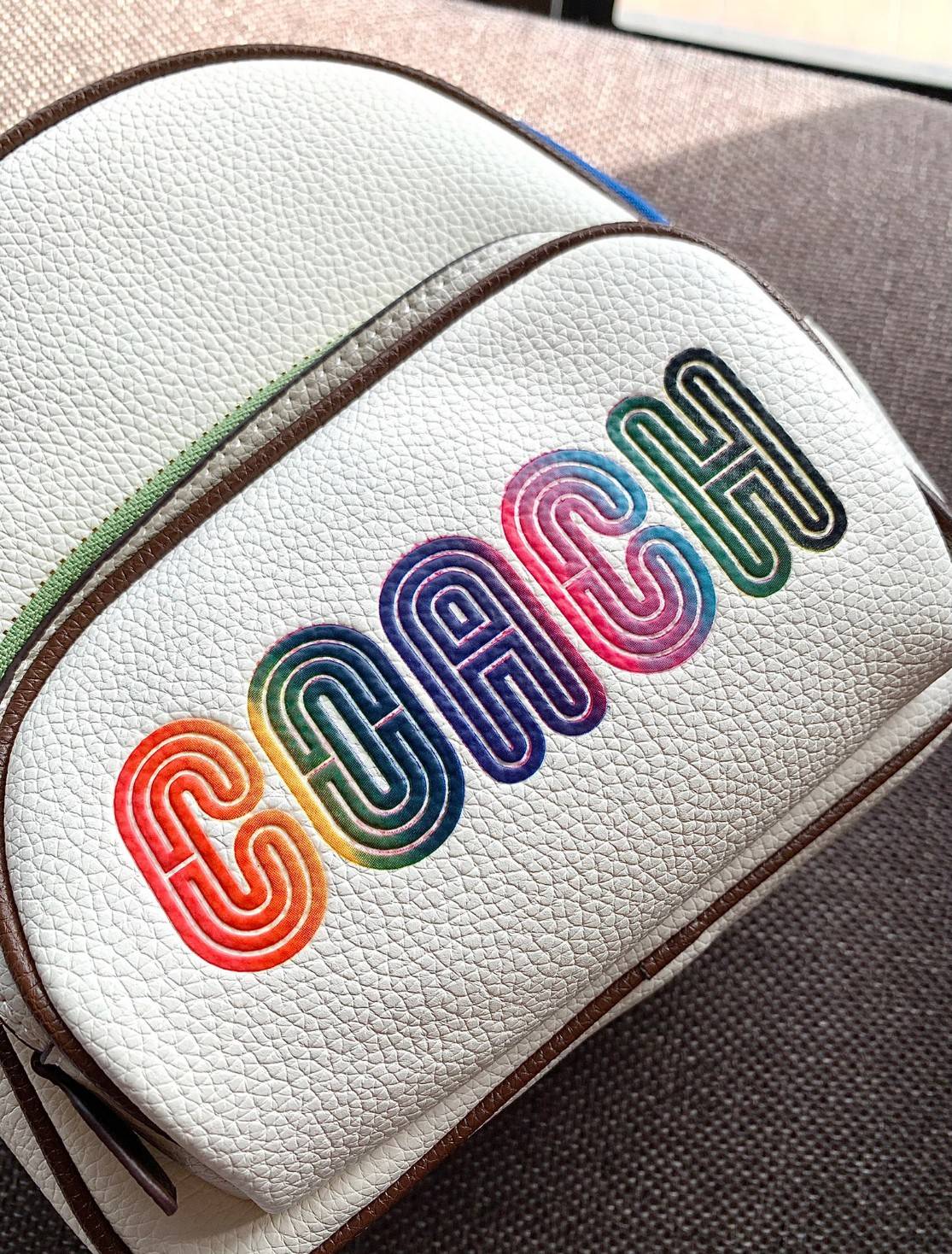 COACH MINI COURT BACKPACK WITH RAINBOW COACH ((CA624)) 🌈ต่อกันเลย สวยกันก่อน วางน้องไม่ลงเลยจริงๆค่าา😍 พร้อมส่ง! ยังไม่เข้าไทย กับกระเป๋าสะพายหลังแบบมีหูหิ้วในตัว บอกก่อนเลยว่าหนังของน้องทั้งนิ่ม ทั้งสวย อย่างดีเลยค่ะ