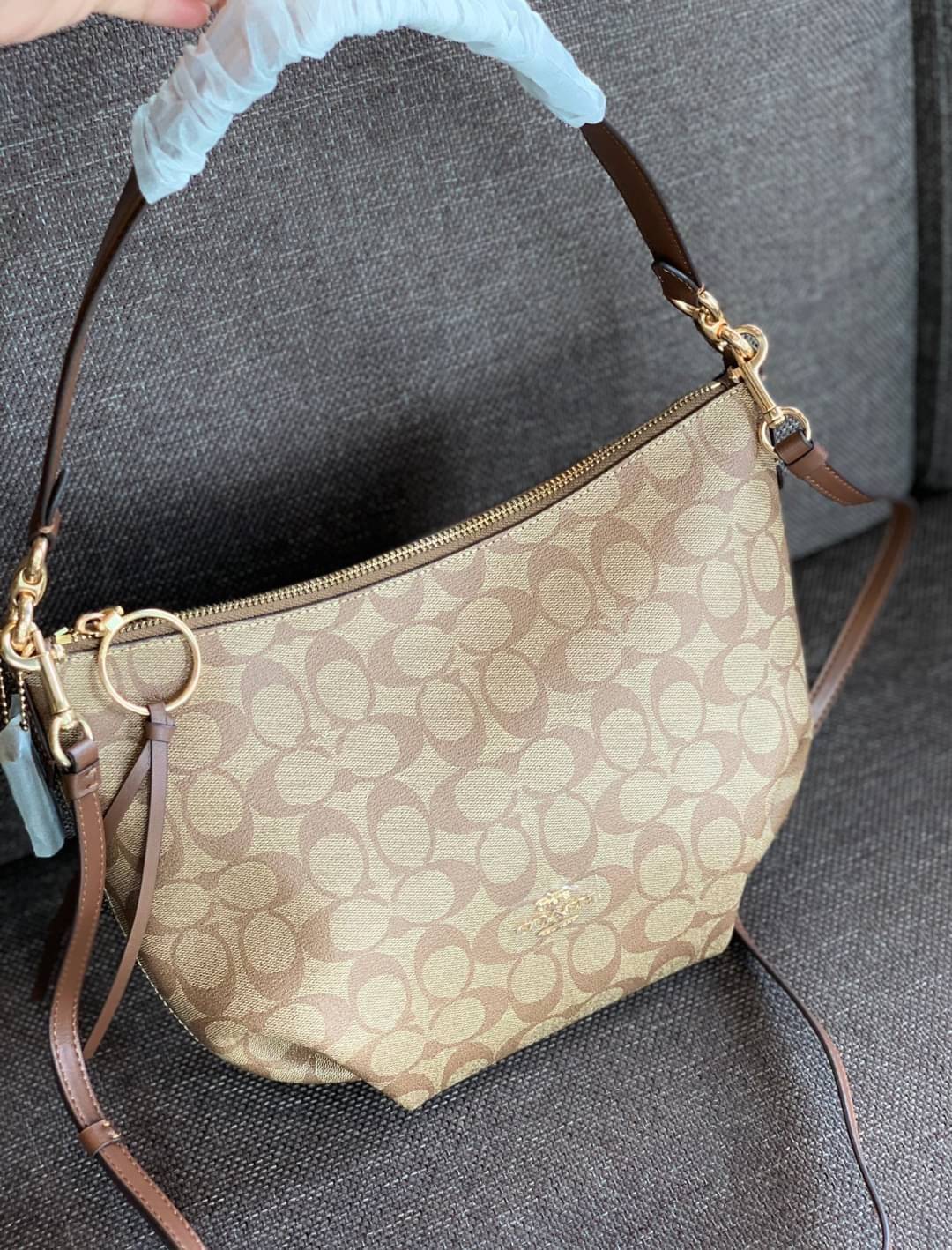 OUTLET 】ปรับราคาลง ได้ไปไม่ผิดหวังแน่นอนจ้าา💥 Coach Pebble Leather Small Skylar Hobo Shoulder Bag((90738)) พร้อมส่งที่ไทย ล่าสุด! กระเป๋าหิ้ว//สะพายข้างได้ ทรงน่ารัก ละมุน หนังแท้ หนังนิ่มมือดีมาก หลงรักแน่นอนค่าา! เปิดปิดกระเป๋าแบบซิปมีพู่ห้อย ใช