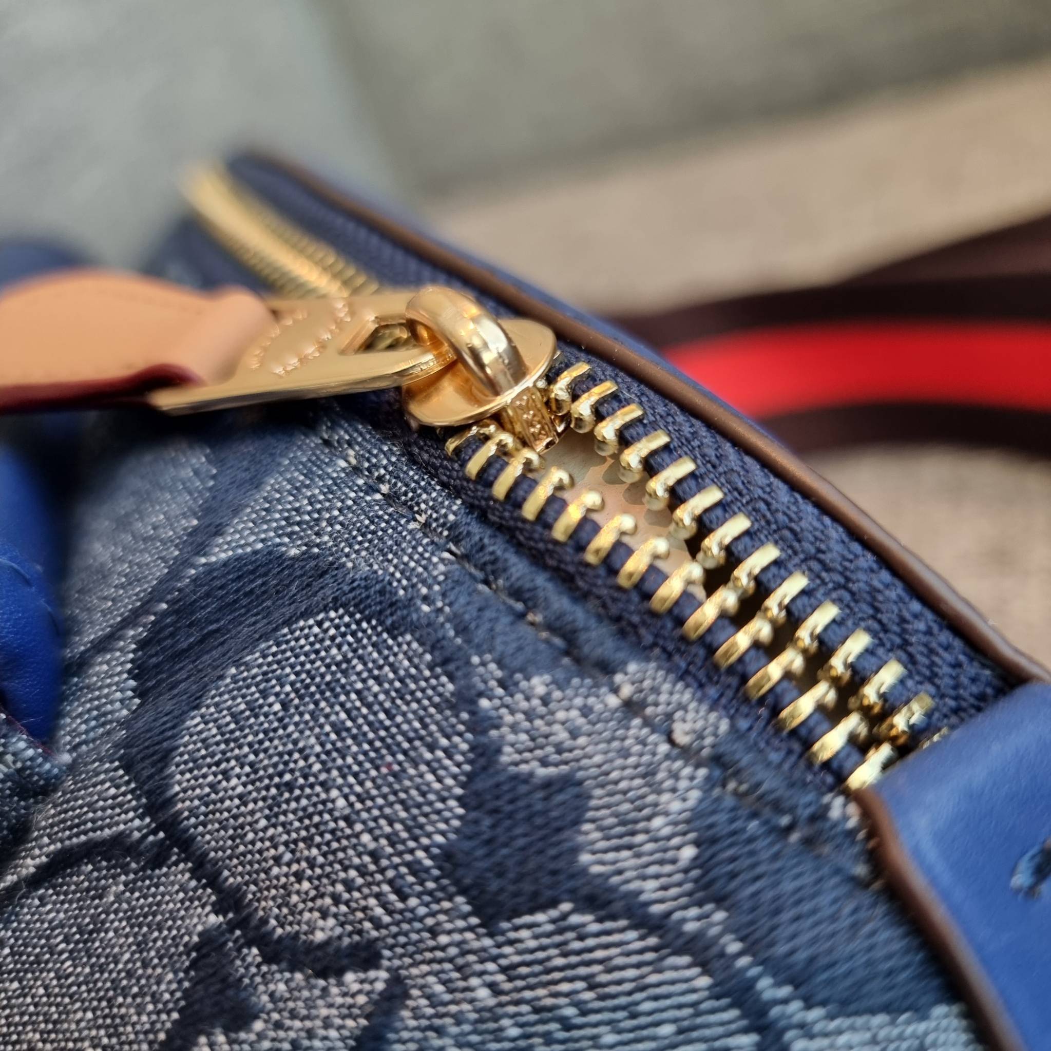 OUTLET 】COACH C4035 HERITAGE BELT BAG IN SIGNATURE CHAMBRAY ใหม่ล่าสุด กระเป๋าคาดอกสุดชิคสำหรับหนุ่มๆ เป็นดีไซน์กึ่งสปอร์ตที่ดูหรูมากๆ แพทเทิร์นเป็นที่ใช้งานง่าย วัสดุผ้าแชมเบรย์สลับหนังแท้ ไม่หนาไม่บางจนเกินไป มีช่องด้านหน้า และซิปหลัก ภายในโล่งกว้าง จุข