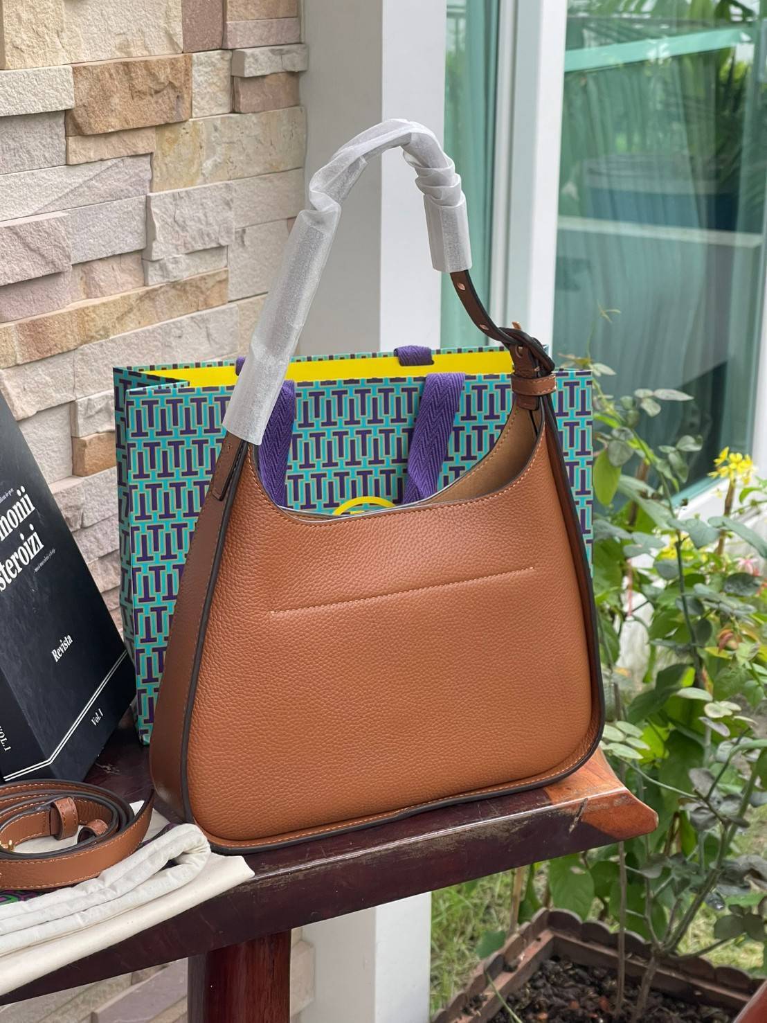 Tory Burch Miller Small Classic Shoulder Bag กระเป๋าที่เป็นได้มากกว่ากระเป๋าสะพายไหล่ โดยทางแบรนด์มีการออกแบบที่การต่อสายให้มาในลุคช์สะพายข้างได้ เป็นเอกลักษณ์ไม่ซ้ำใคร รูปทรงคลาสสิค เปิดปิดด้วยแม่เหล็กเพิ่มความปลอดภัย วัสดุหนังวัวแท้นุ่มต่อผิวสัมผัส มาคู