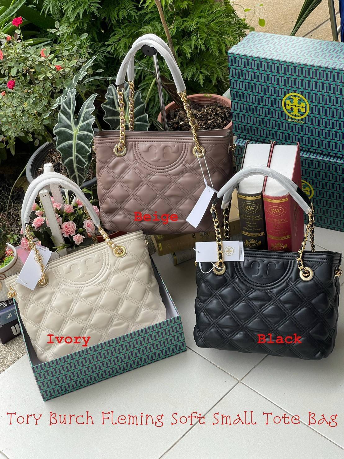 Tory Burch Fleming Soft Small Tote Bag เป็นกระเป๋าสะพายไหล่น่ารัก ๆ สักใบที่มีดีไซน์โดดเด่น สะดุดตา ใน Collection เรียกได้ว่าขายดีอันดับต้น ๆ ของแบรนด์ ใช้ได้ในลุคช์ทางการและกึ่งทางการ ดีเทลการตัดเย็บพิมพ์ลายนูนคู่กับแพทเทิร์นสี่เหลี่ยมทรงเพชร ที่ช่วยเพิ่