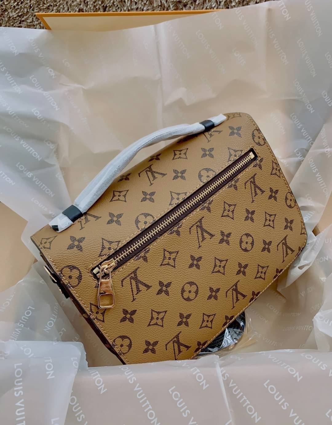 LV Pochette Métis ไอเท็มนำแฟชั่นที่น่าดึงดูดใจอย่างยิ่ง กระเป๋าที่มีรูปลักษณ์ทรงกะทัดรัดและใช้งานได้สะดวก หนังแท้แคนวาสอย่างดีเลยค่ะ ลาย Monogramอัญเป็นเอกลักษณ์ของแบรนด์