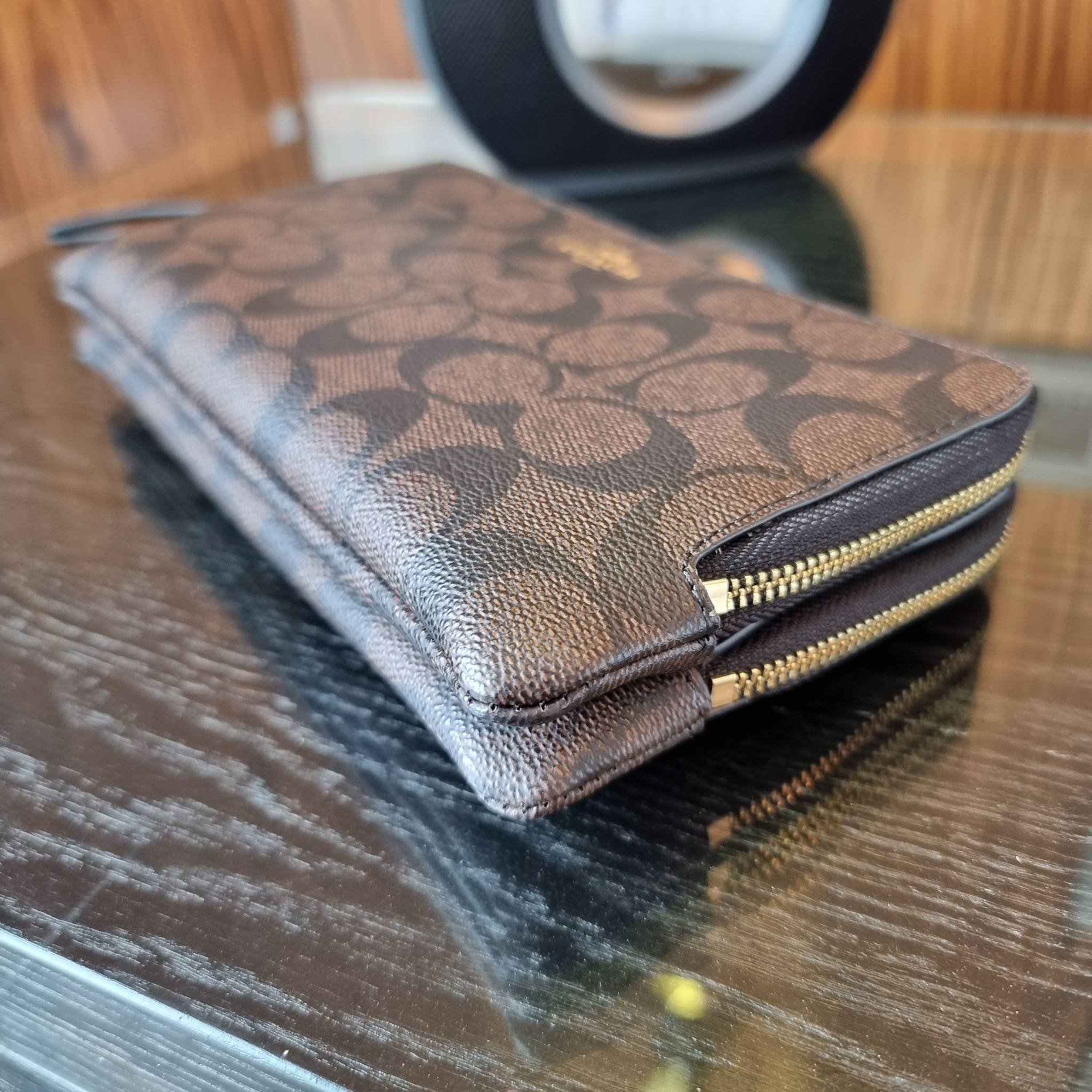 COACH F54057 DOUBLE ZIP WALLET IN SIGNATURE กระเป๋าคล้องมือ size L ใบนี้ใส่มือถือได้ทุกรุ่น ขนาดกำลังดี พกพาสะดวกมากๆ วัสดุหนังสังเคราะห์ ภายในเป็นผ้าสีสวยคม ใส่ธนบัตร ใส่บัตรได้เยอะ ใส่มือถือได้สบายๆทุกรุ่น ตอบโจทย์สาวๆที่ไม่ชอบพกเยอะวุ่นวายจ้า ใบนี้เอาอ
