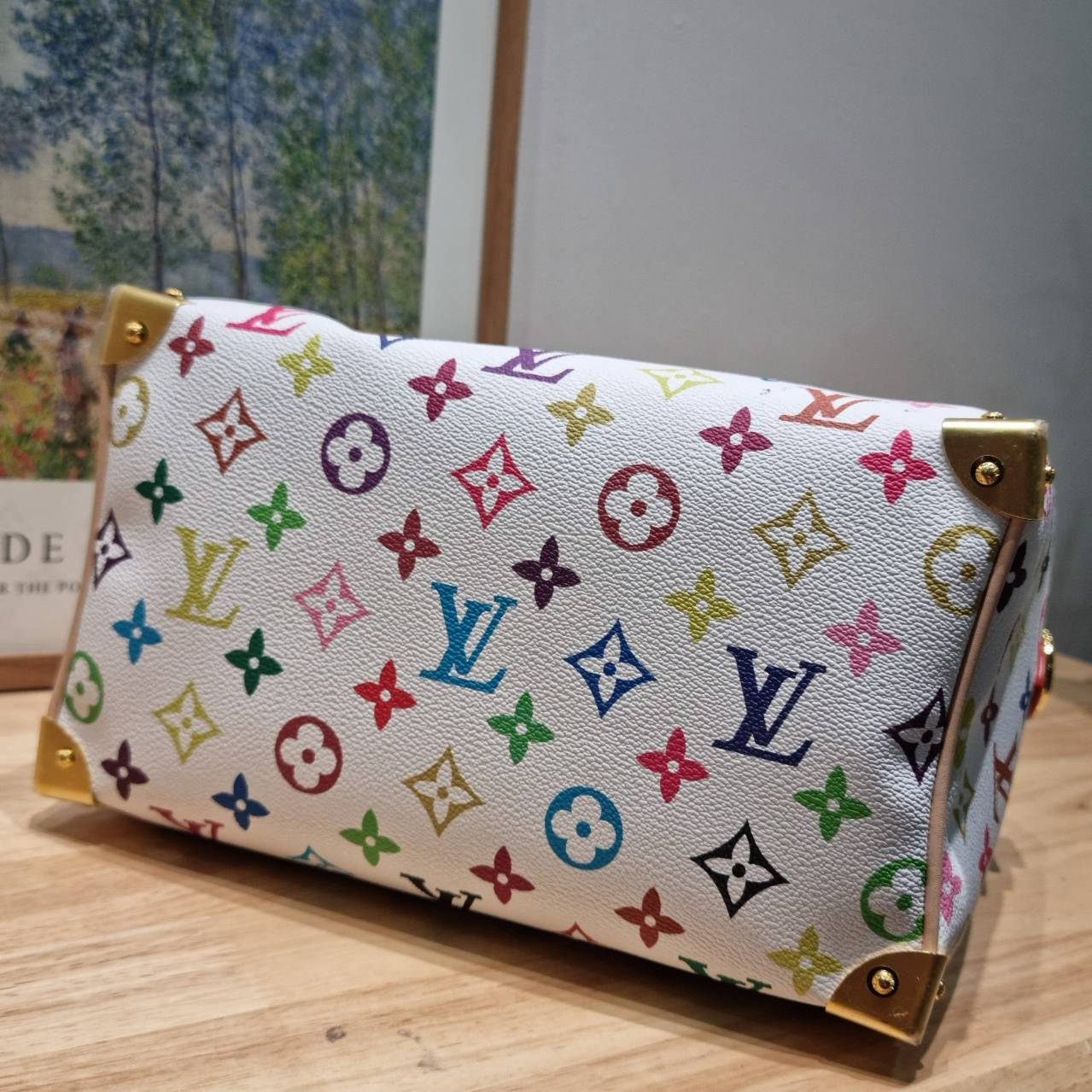 LV x TM speedy bandouliere 25 bag กระเป๋าทรงหมอน รุ่นท็อปฮิต กับดีไซน์ใหม่ต้อนรับฤดูร้อน โดดเด่นด้วยการตกแต่งลายพิมพ์ไม่เกร่อ โทนสีสดใสสะดุดตา มาพร้อมพวงหนังห้อยและมีกุญแจล็อค