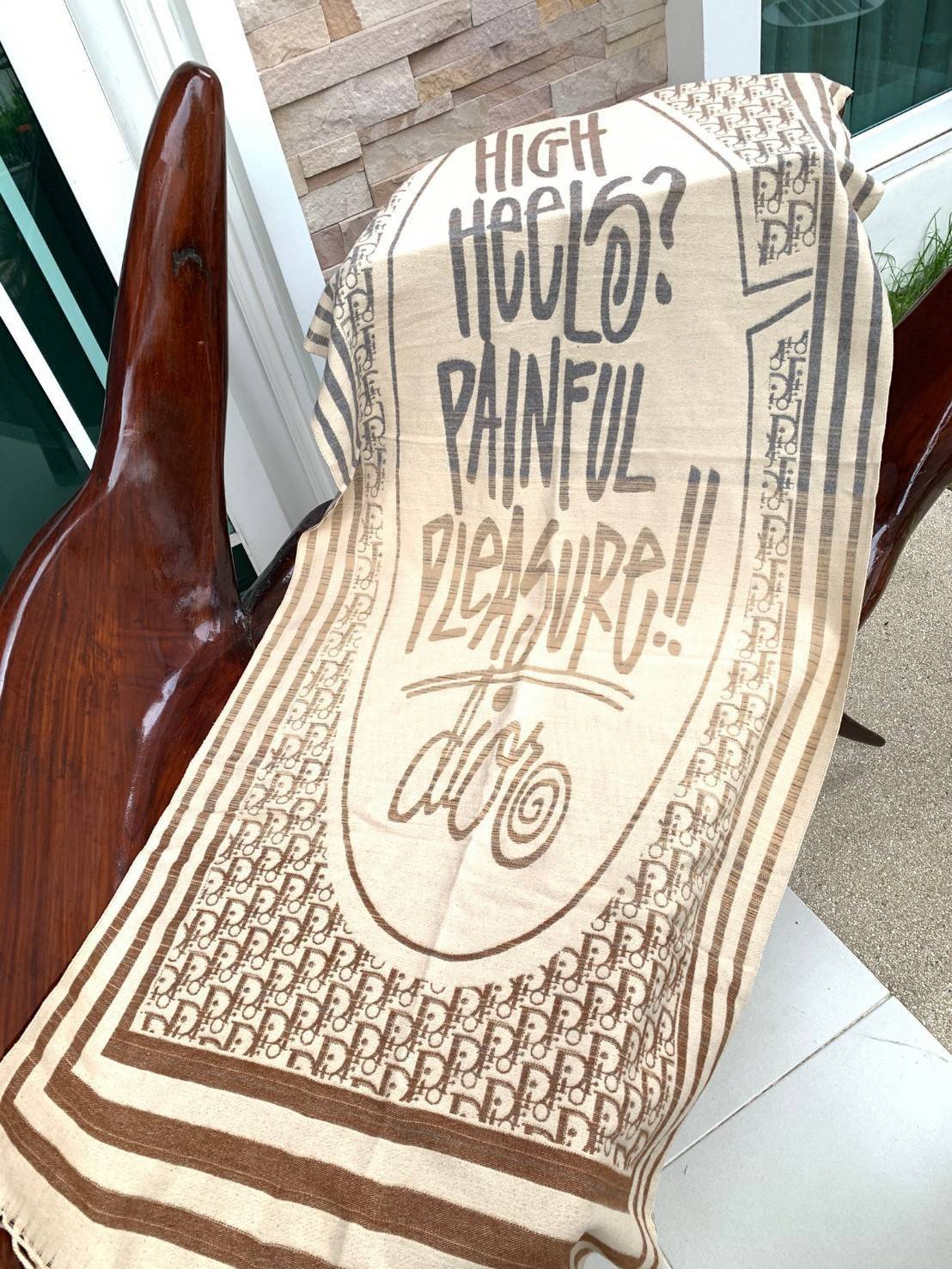 CHRISTIEN DIOR PARIS SILK SCARF สุดเอ็คเซ็คคลูทีฟกับแบรนด์ดังจากปารีส ด้วยงานพรีเมี่ยมกิ้ฟ ส่งมอบความรู้สึกดีๆให้กับคนที่คุณรัก ในรูปแบบผ้าพันคอและผ้าคลุมไหล่ผืนใหญ่ให้ความอบอุ่น ถักทอด้วยผ้าcashmere สีสันสุภาพเข้าได้กับเสื้อผ้าทุกเฉดสี มาพร้อมกล่องแบรนด์