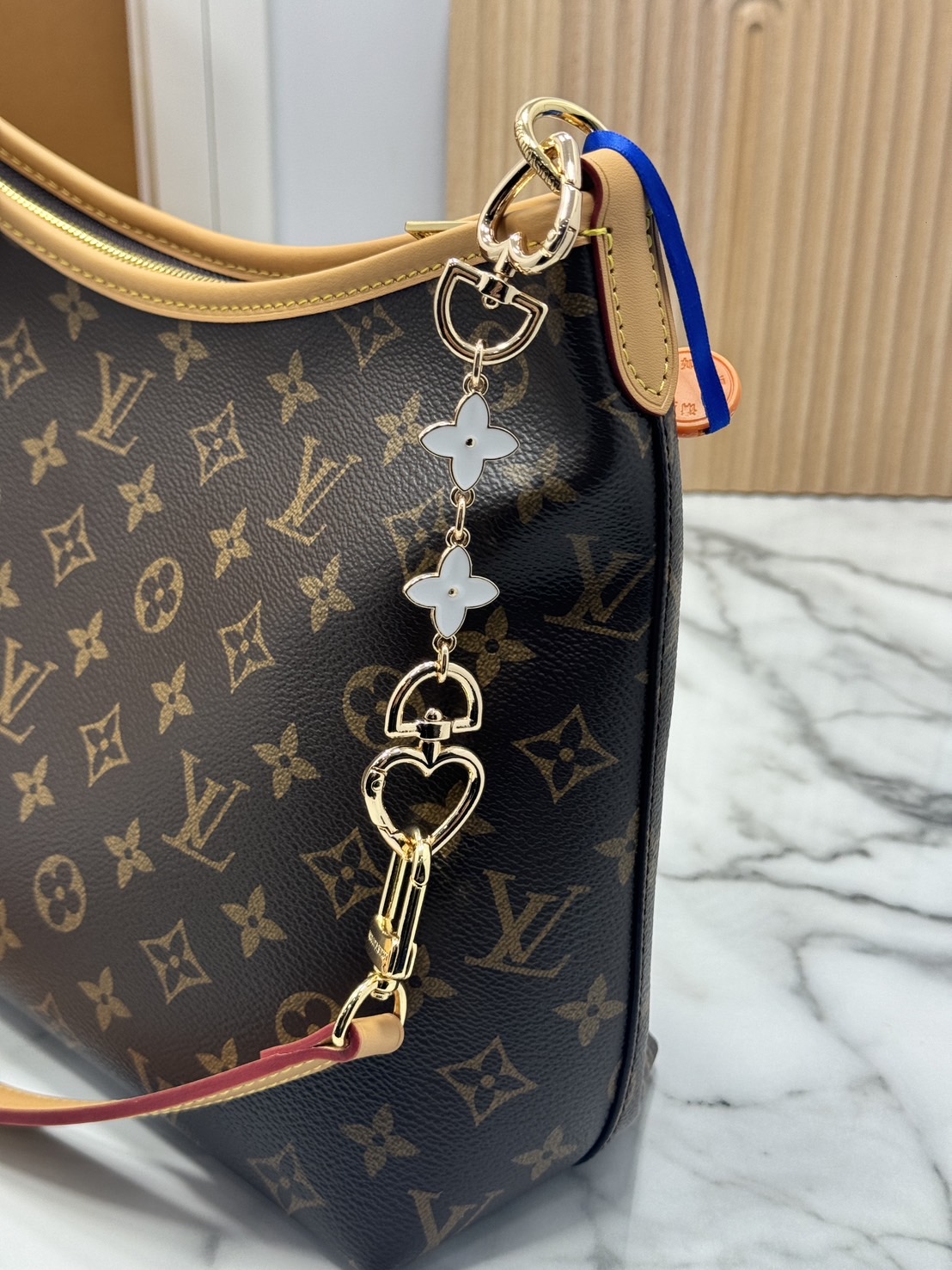 ORI หนังแท้ | LV CarryAll Monogram canvas 30cm กระเป๋าสะพายแครี่ออลรุ่นใหม่ ใบใหญ่จะของได้เยอะดีไซน์เรียบหรู มาพร้อมห่วงโซ่หัวใจห้อยสุดคิ้ว และสายสะพายแยกถอดได้ สวยหรูคลาสสิก