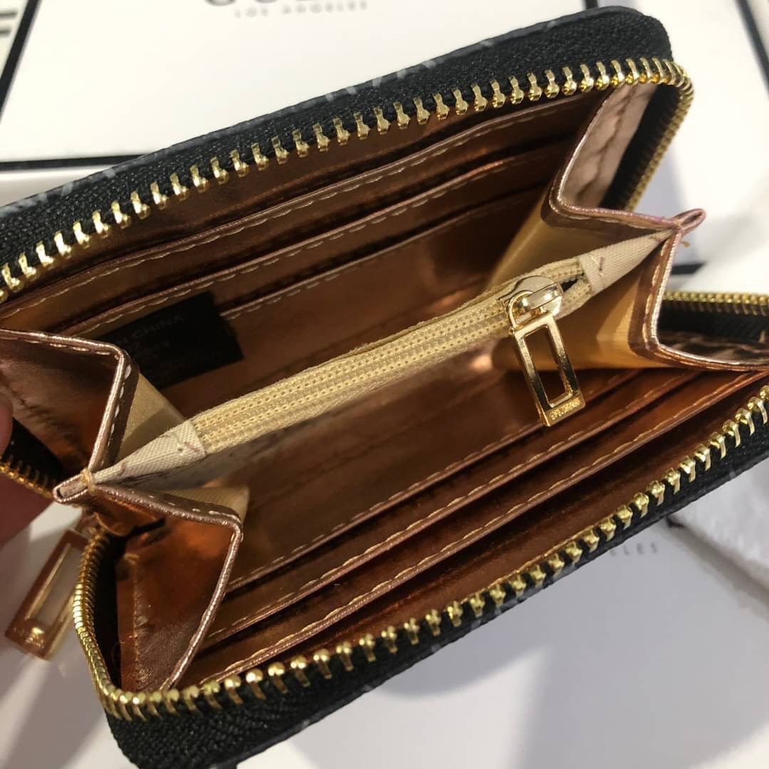 GUESS Women’s Small Wallet กระเป๋าสตางค์แบบสั้น อะไหล่ทอง ขนาดกะทัดรัดพกพาสะดวก ช่องใส่บัตรได้ถึง 6 ช่อง