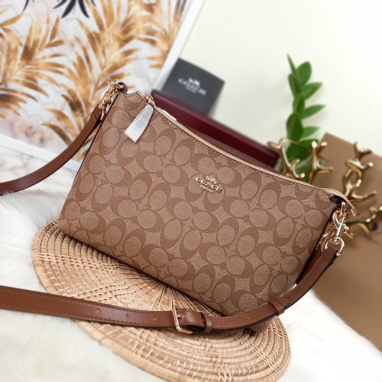 COACH LEWIS SHOULDER BAG IN SIGNATURE CANVAS (COACH F85696)🌺พอชใบใหญ่ ใส่ของได้จุใจ มีสายให้ 2 สาย อะไหล่สีทอง หรูหรา คลาสสิค สายยาวถอดได้ ปรับได้ ช่องด้านใน กว้างมากๆ ใช้ได้ทุกโอกาสจริงๆ แนะนำ ไม่ควรพลาดจ้า