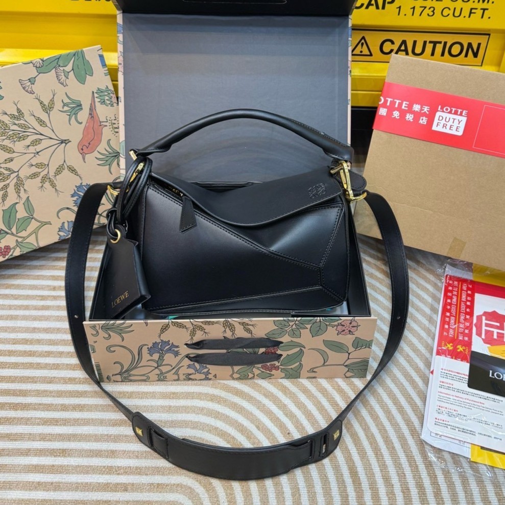Loewe Puzzle bag กระเป๋าสะพายข้างทรงกล่อง สุดยอดแบรนด์ที่ดีไซน์เป็นเอกลักษณ์ โดดเด่น สวยหรู สไตล์พัซเซิลคลาสสิค