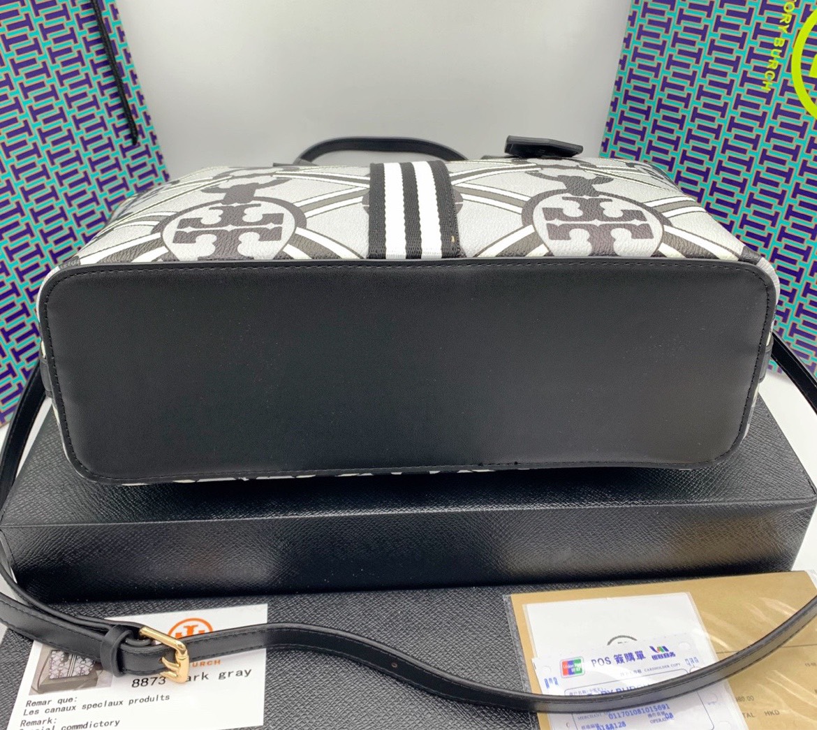 Tory burch Gemini Link Canvas Top Zip Tote Bag สำหรับ Collection นี้คาดว่าน่าจะเป็นรุ่นที่สะดุดตาใครหลายคนอย่างแน่นอน เพราะ "Gemini Link" หรือ "เจมิไน ลิงค์” จุดเด่นคือลวดลายโซ่อันเรียบหรูที่สามารถสะกดทุกสายตา ใครได้เห็นก็ต้องรู้เลยว่าเป็นแ