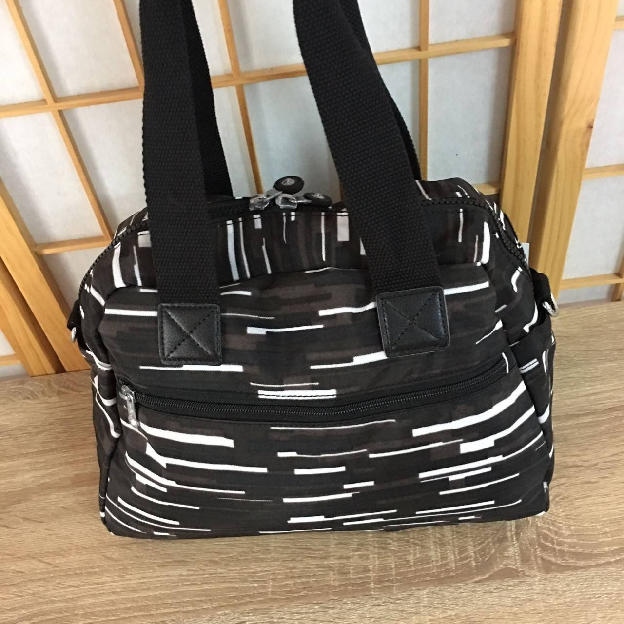 Kipling K13636 Defea Handbag ใช้สำหรับถือ/สะพายข้างได้ค่ะ สายถอดออกได้ ด้านหน้ามี 2 ช่องซิปและยังช่องซิปเชียงและช่องอื่นอีก ด้านหลังมีอีก 1 ช่องซิปยาวค่ะ ปากกระเป๋าหลักด้านบนปิด 2 ซิป ก้นมีฟองน้ำกันกระแทก มีช่องซิปอีก 1 ช่อง ช่องเล็กอีกตามรูป ใช้ได้ทุกโอก