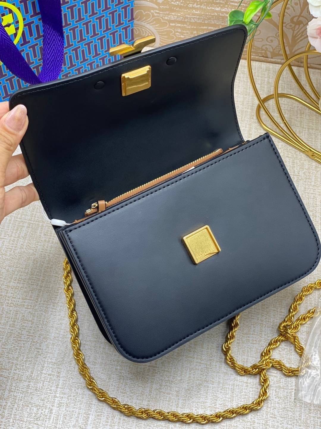 Tory Burch Eleanor Medium Convertible Shoulder Bag / Tory Burch 75003 ฮอตไอเท็ม รุ่นนี้ขายดีขายหมด สวยหรู คุณหนู ผู้ดี!! หายากมากแล้วน้า กระเป๋าสะพายข้าง ดีไซน์อยู่ทรง ขนาดกำลังสะดวกใช้สำหรับสาว เปิด-ปิดด้วยแถบแม่เหล็ก ภายในแบ่งสัดส่วนได้เป็นอย่างดี