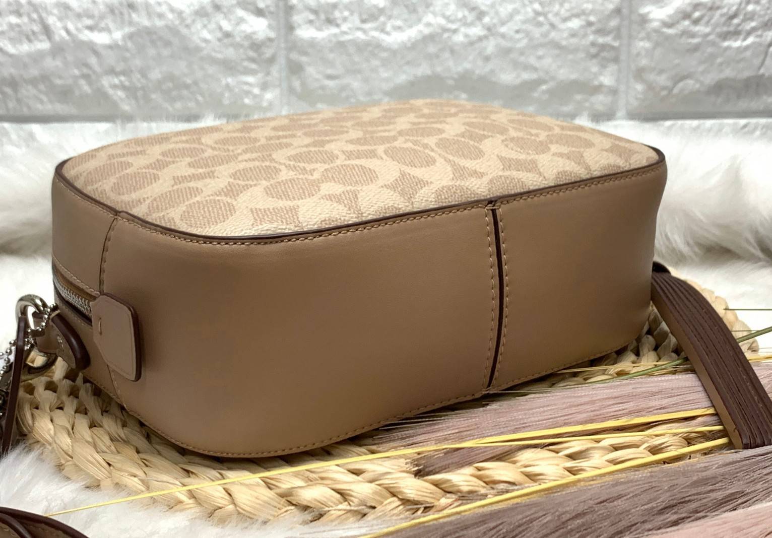 COACH SIGNATURE CROSSBODY BOX BAG ((F31208)) 🔺สินค้าขายดี กระเป๋าสะพายวัสดุหนังแท้ จาก coach factory outlet หนังนิ่ม ทรงสวย ตัวกระเป๋าลายแบรนด์ ตัดขอบหนังเรียบได้สวยงามค่ะ ด้านหน้า-หลัง มีช่องสำหรับใส่ของ เปิดปิดกระเป๋าแบบซิป ที่จับเป็นพวงหนังอะไห