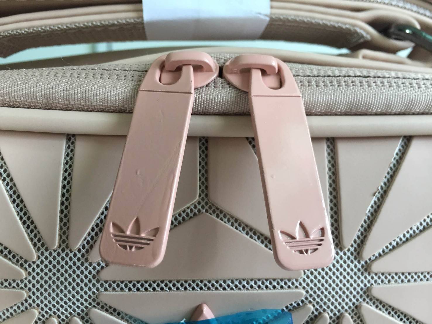 Adidas mini Airliner bag กระเป๋าสะพายข้างแนว sport วัสดุด้านหน้าเนื้อ matte ผสมหนังนิ่มค่ะ น้ำหนักเบา ด้านหน้าติดโลโก้แบรนด์ เปิดปิด กระเป๋าแบบซิป ภายในโล่ง ใส่ mini iPad ได้ มีช่องจป หนึ่งช่อง ด้านหลังมีอีก 1 ช่องซิป:สายสะพายปรับได้ freesize ขนาดกำลังดี 