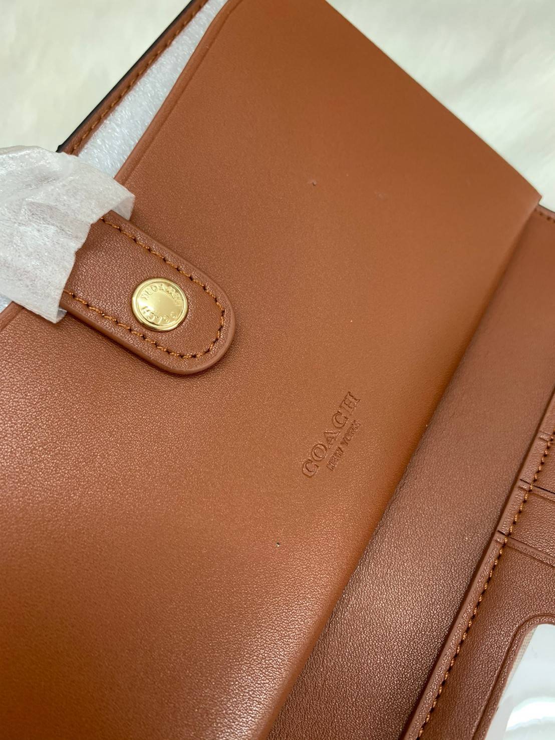 พร้อมส่งครบ 5 สี กระเป๋าสตางค์ที่สาวๆต้องมีติดตัวค่าา😘 COACH TECH WALLET IN COLORBLOCK SIGNATURE ((C2874)) ✔️กระเป๋าเงินใบยาว หนังแท้ พร้อมสายคล้องมือในตัวค่ะ ✔️เปิดปิดด้านหน้าแบบฝากระดุม ภายในมีช่องใส่ธนบัตร2ช่อง ;สามารถใส่มือถือ ip
