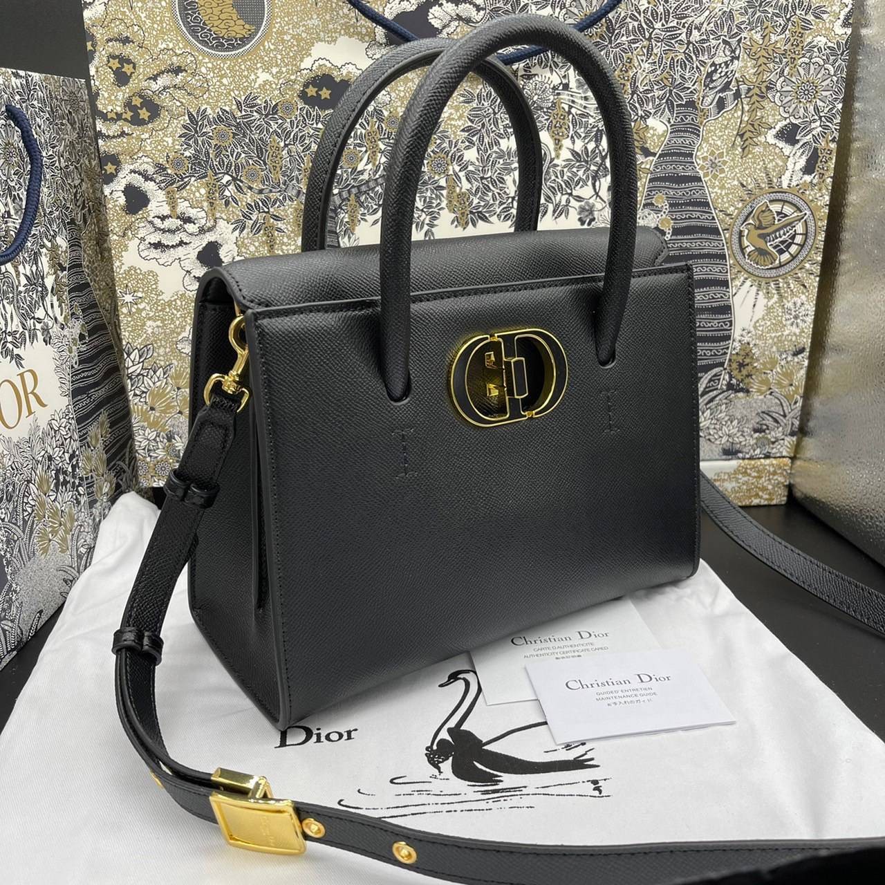 หนังแท้ DIOR Medium ST Honore Tote Collection Fall/Winter 2020-2021 มาในรูปแบบกระเป๋าทรงสี่เหลี่ยมที่ได้มาตรฐาน ทำจากหนังลูกวัว (Calfskin) ลายเกรน ซึ่งสื่อถึงความหรูหราได้อย่างลงตัว ตัวด้ามจับ มีการเย็บเข้าด้านในของกระเป๋าเพื่อเพิ่มความแข็งแรงทนทาน ด้านหน