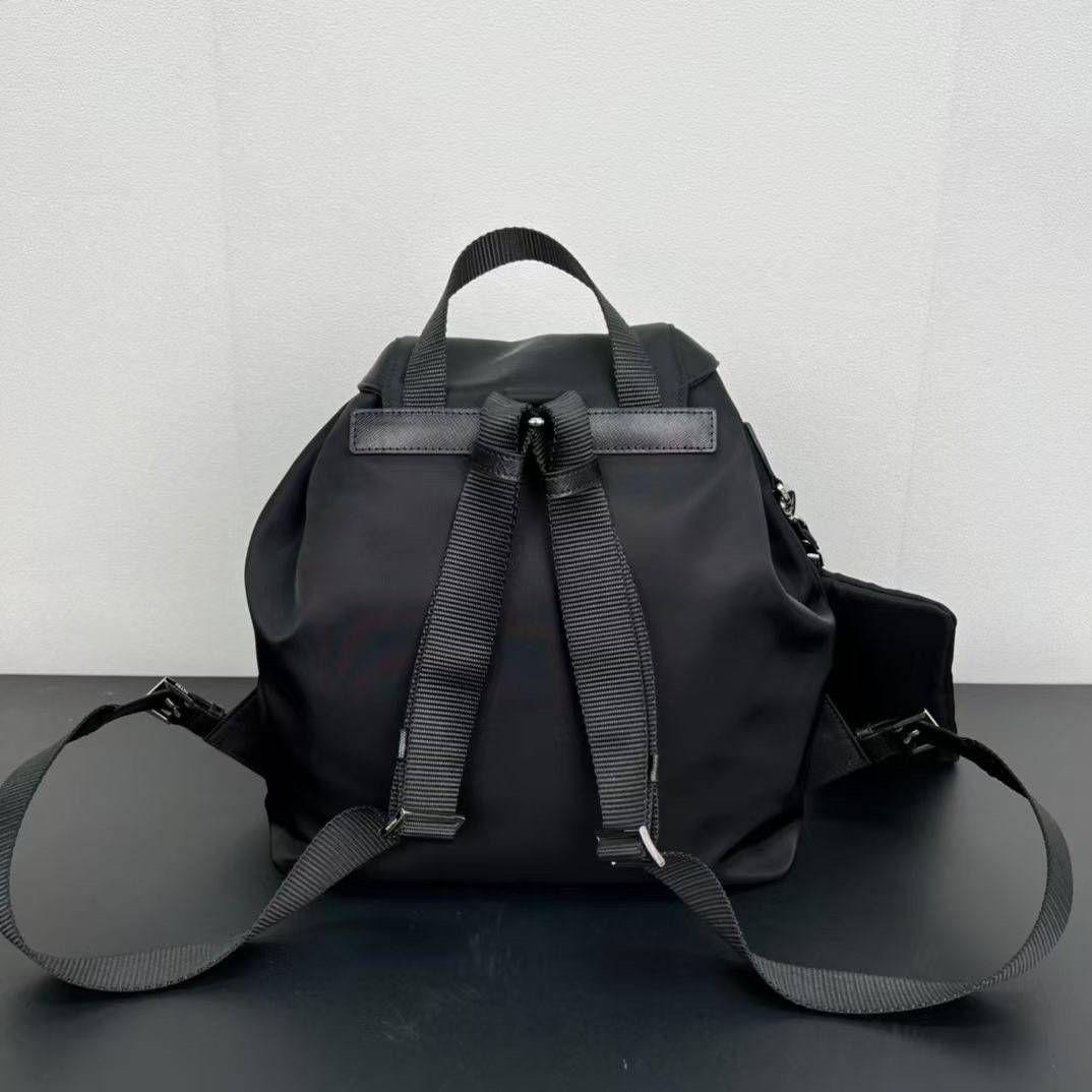 หนังแท้ | Prada Small Re-Nylon backpack กระเป๋าเป้สะพายหลังไนลอน สัมผัสความหรูหราคลาสสิก ดีไซน์เรียบง่ายทันสมัย พร้อมใบลูก สะดวกใช้งาน
