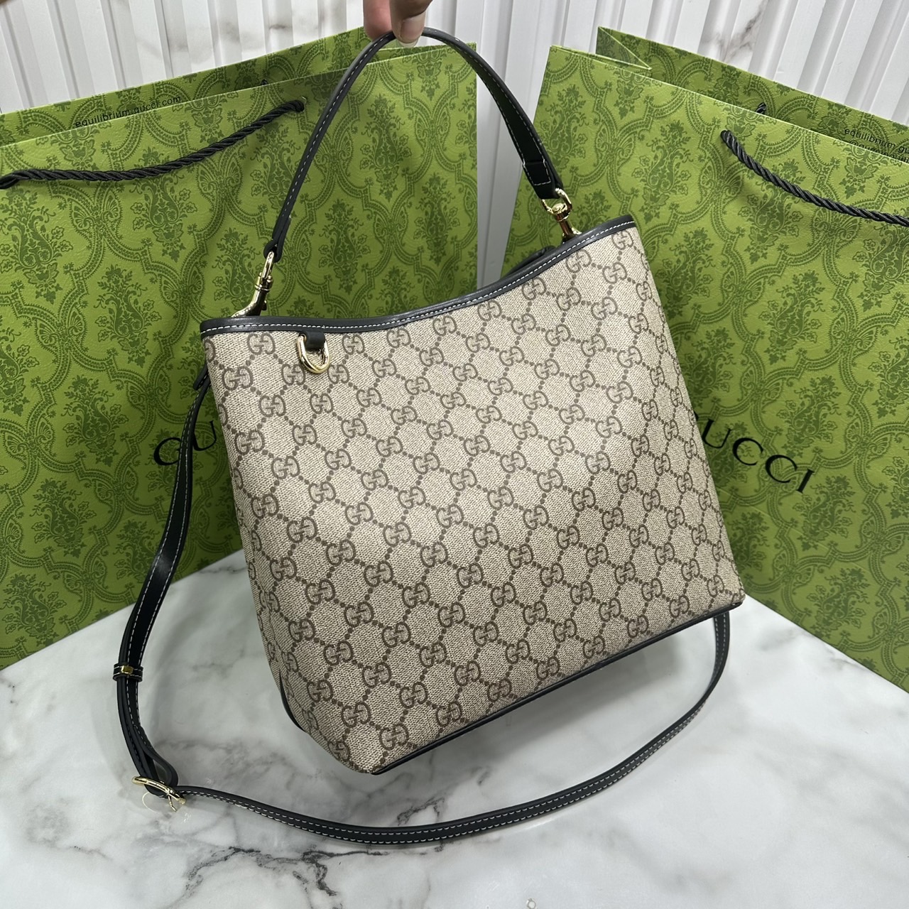 10" ORI หนังแท้ | Gucci GG Emblem Medum bucket bag กระเป๋าสะพายทรงบัคเก็ตใบใหญ่ คอลใหม่ตีความประวัติศาสตร์แห่งความสง่างามและงานฝีมือของแบรนด์ขึ้นใหม่