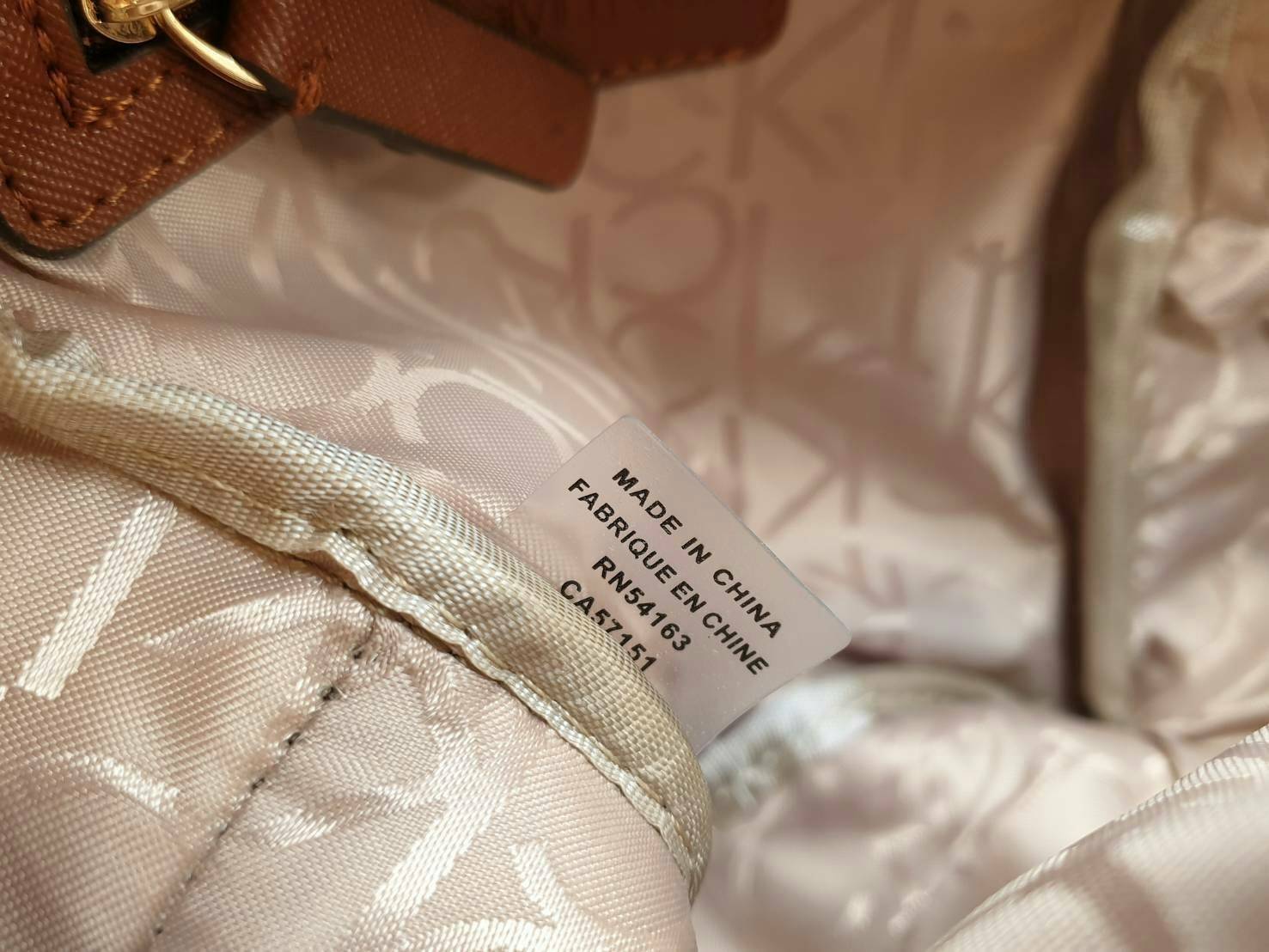 Calvin Klein Monogram mini backpack กระเป๋าสะพายเป้รุ่นใหม่ชนช้อป รุ่นยอดนิยม วัสดุ Saffiano PVC คุณภาพดี นิ่ม น้ำหนักเบา ด้านหน้าประดับด้วยโลโก้แบรนด์สุดหรู กระเป๋าโลโก้แบรนด์รอบใบ เปิดปิดกระเป๋าด้วยซิปสะดวกใช้ ที่จับหัวซิปปั้มแบรนด์ มีช่องซิปด้านหน้ากระ