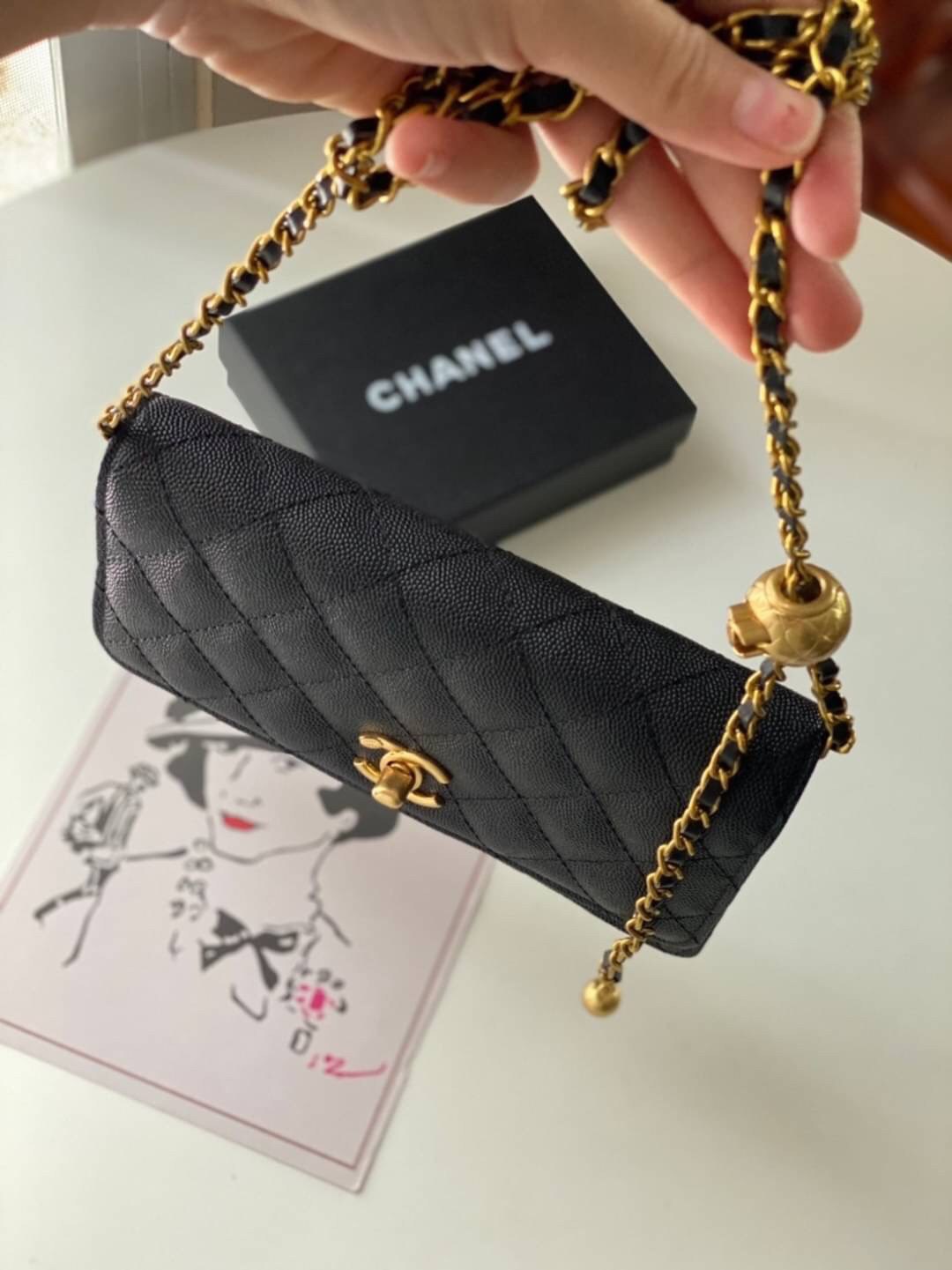 หนังแท้ VIP GIFT CHANEL classic shoulder crossbody bag วัสดุหนังเรียบเนียนสวยผู้ดีม๊ากกก งานอยู่ทรงคุณภาพดีตามแบบฉบับของแบรนด์ ขนาดกำลังดี น้ำหนักเบา ด้านหน้ามีโลโก้แบรนด์อะไหล่หรู มีช่องใส่บัตร ใส่ของจุกจิก เปิดปิดด้วยฝาปิดกระดุม งานตัวจริงสวยมากๆ ถูกใจร