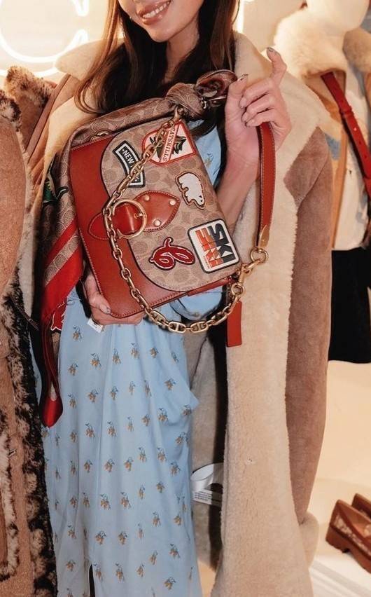 OUTLET 】COACH BEAT SHOULDER BAG IN SIGNATURE CANVAS WITH PATCHES (C6837) ไหวมั้ยเนี้ย!! สวยฟาดอีกแล้วนะยูวว 🤩🌺คอลเลคชั่นใหม่สุดปัง อลังเวอร์!//กระเป๋าถือ สะพายไหล่ลาย SIGNATURE ตกแต่งความเก๋ด้วยแผ่นแปะลวดลายที่มีเฉพาะจาก COACH คอลเลคชั่นนี